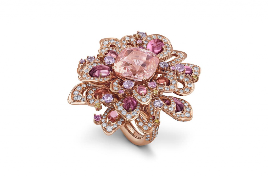 Gübelin__Rising_Lotus__ring_with_14.25_carats_padparadscha_sapphire_from_Sri_Lanka__fancy_colour_sapphires_and_diamonds_set_in_18K_red_gold.jpg