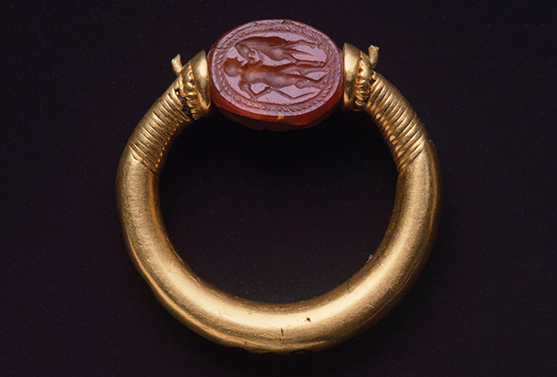 Кольцо с лазуритом и карнелианом, одно из 36 колец, найденных в гробнице фараона Псусеннеса I (1039-991 годы до нашей эры)