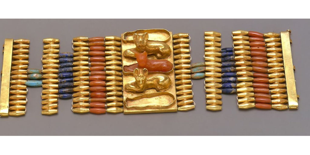 Ювелирные украшения в Древнем Египте, браслет-манжет с изображением кошек