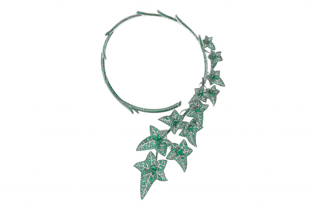 Boucheron_-_Lierre_de_Paris_Question_Mark_necklace_paved_with_emeralds.jpg