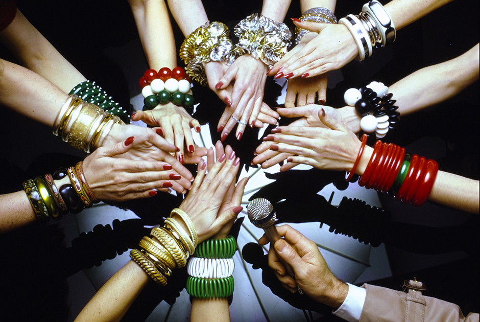 Руки моделей в браслетах-банглах, изготовленных брендами Willie Woo, Yves Saint Laurent, Michale Moraux for Dubaux и другими. Фотография была опубликована в журнале Vogue в 1973 году 