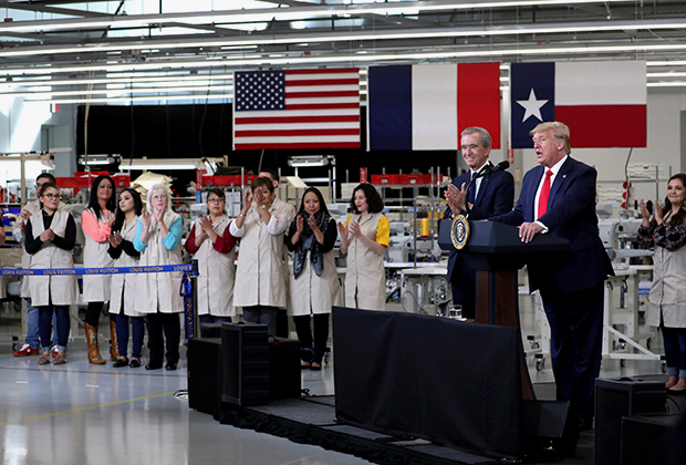 Президент США Дональд Трамп вместе с Бернаром Арно на открытии фабрики по пошиву сумок Louis Vuitton в Техасе. 17 октября, 2019 года. 