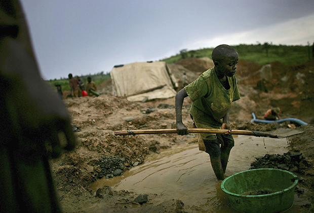 Сравните эту фотографию с предыдущей. Маленький ребенок работает на руднике по добыче полудрагоценных камней в Демократической Республике Конго, так же как его сверстник в Сьерра-Леоне 20 лет назад. 
