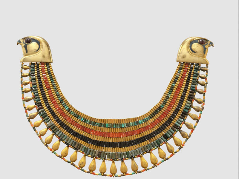 Ювелирные украшения в Древнем Египте. Ускх с изображением сокола, цветной фаянс, бронза