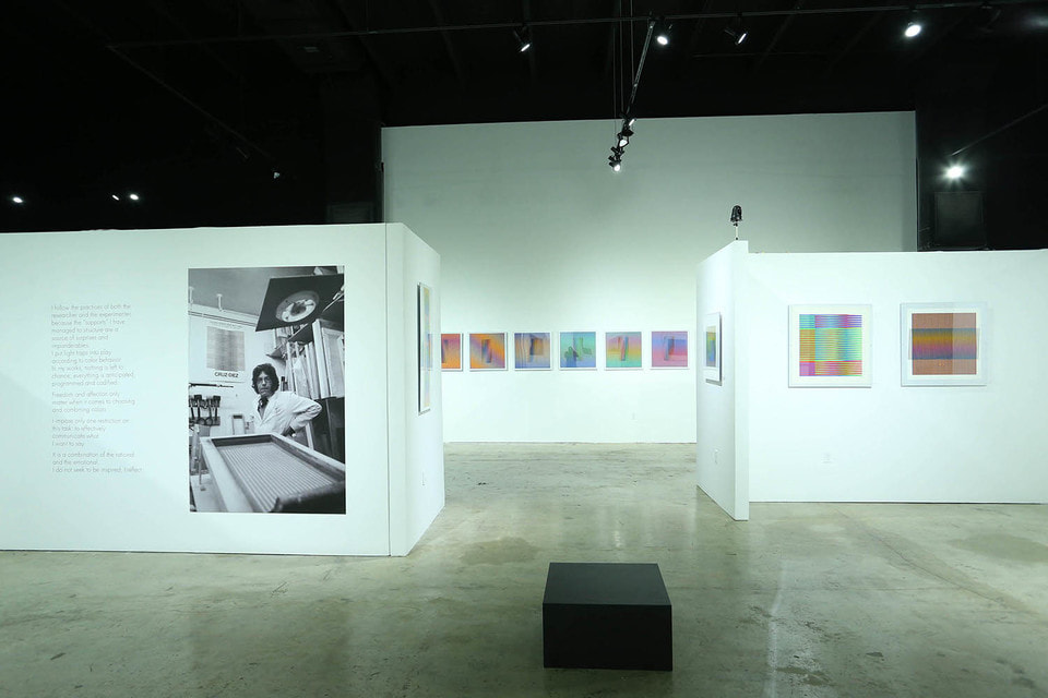 На протяжении долгой творческой биографии Карлос Круз-Диес пытался запечатлеть в «движущихся» инсталляциях и живописных работах меняющуюся, неоднородную природу цвета, его призматическое преломление и спектральное «излучение»