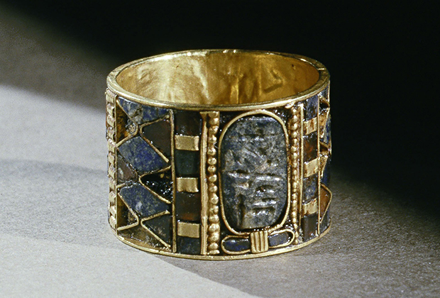 Кольцо с лазуритом и карнелианом, одно из 36 колец, найденных в гробнице фараона Псусеннеса I (1039-991 годы до нашей эры)