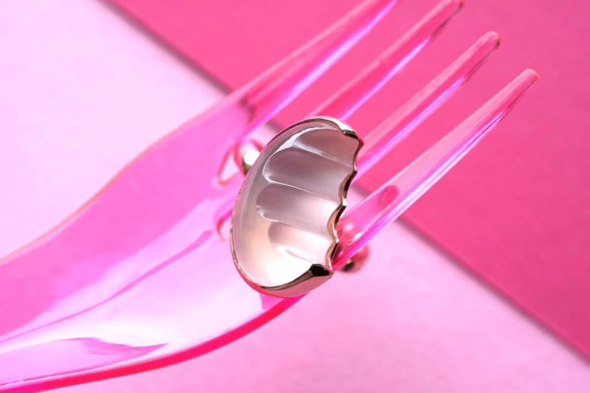 Кольцо Isla Gilham из коллекции ‘Bitten’ с розовым кварцем