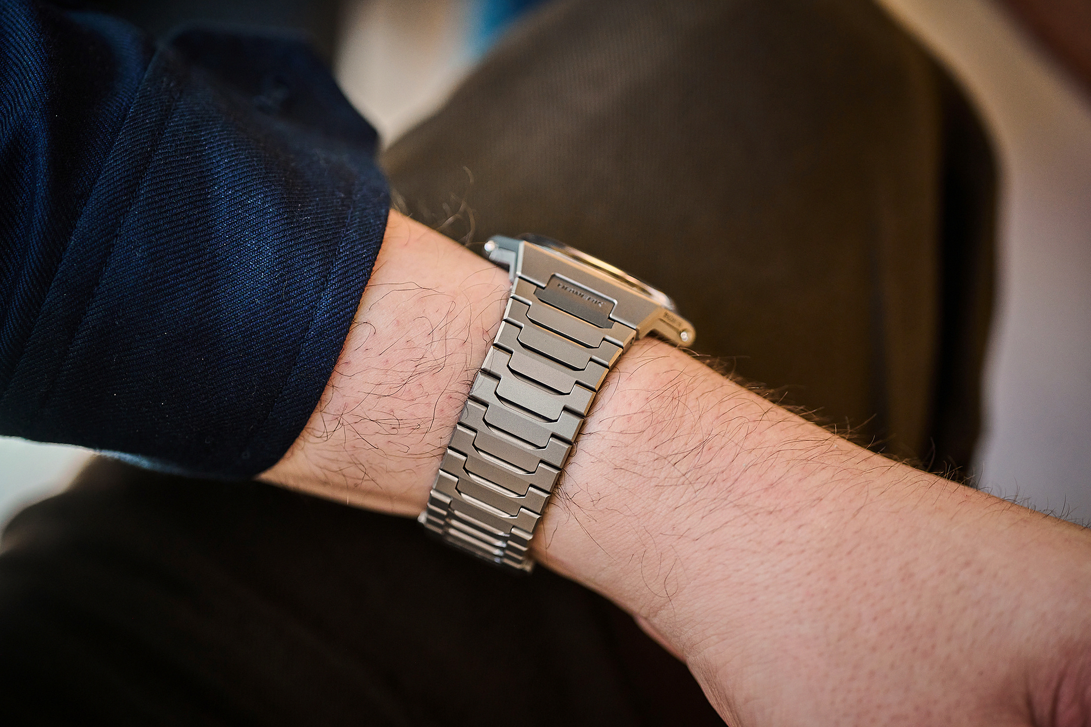 Боковой вид браслета Urwerk Spacemeter UR-10 на запястье