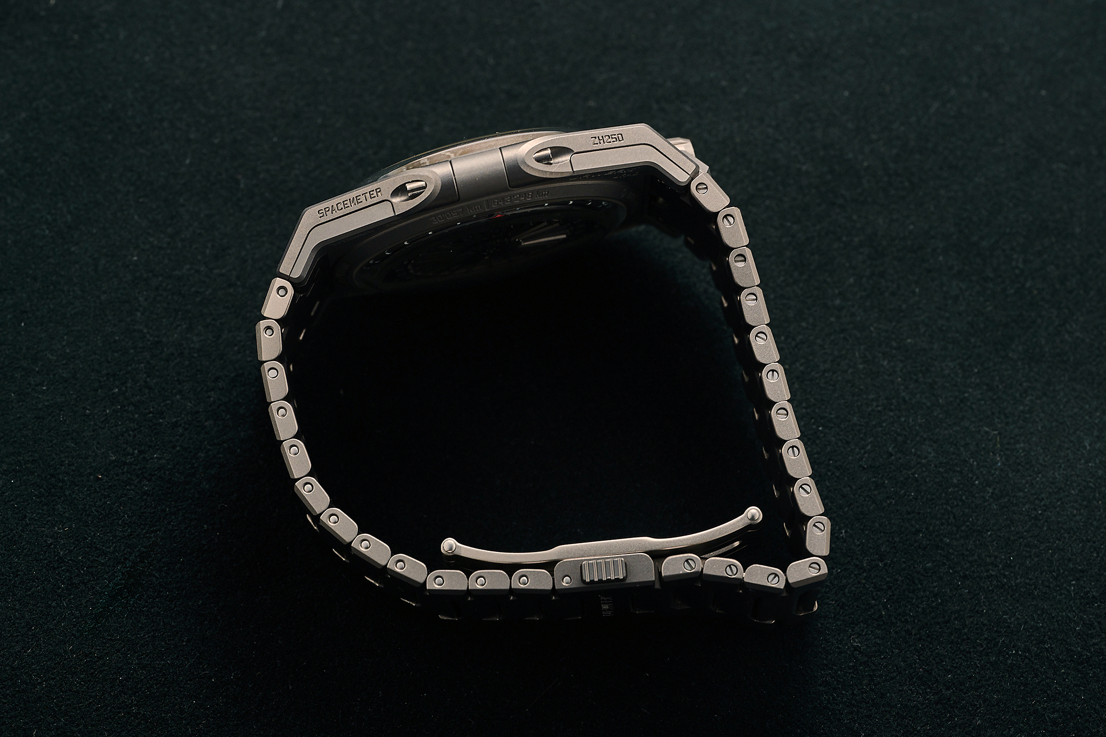 Боковой вид Urwerk Spacemeter UR-10