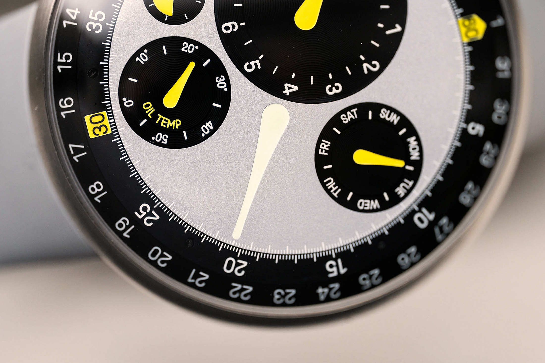 Макросъемка минутной стрелки Ressence Marc Newson Type 3 MN