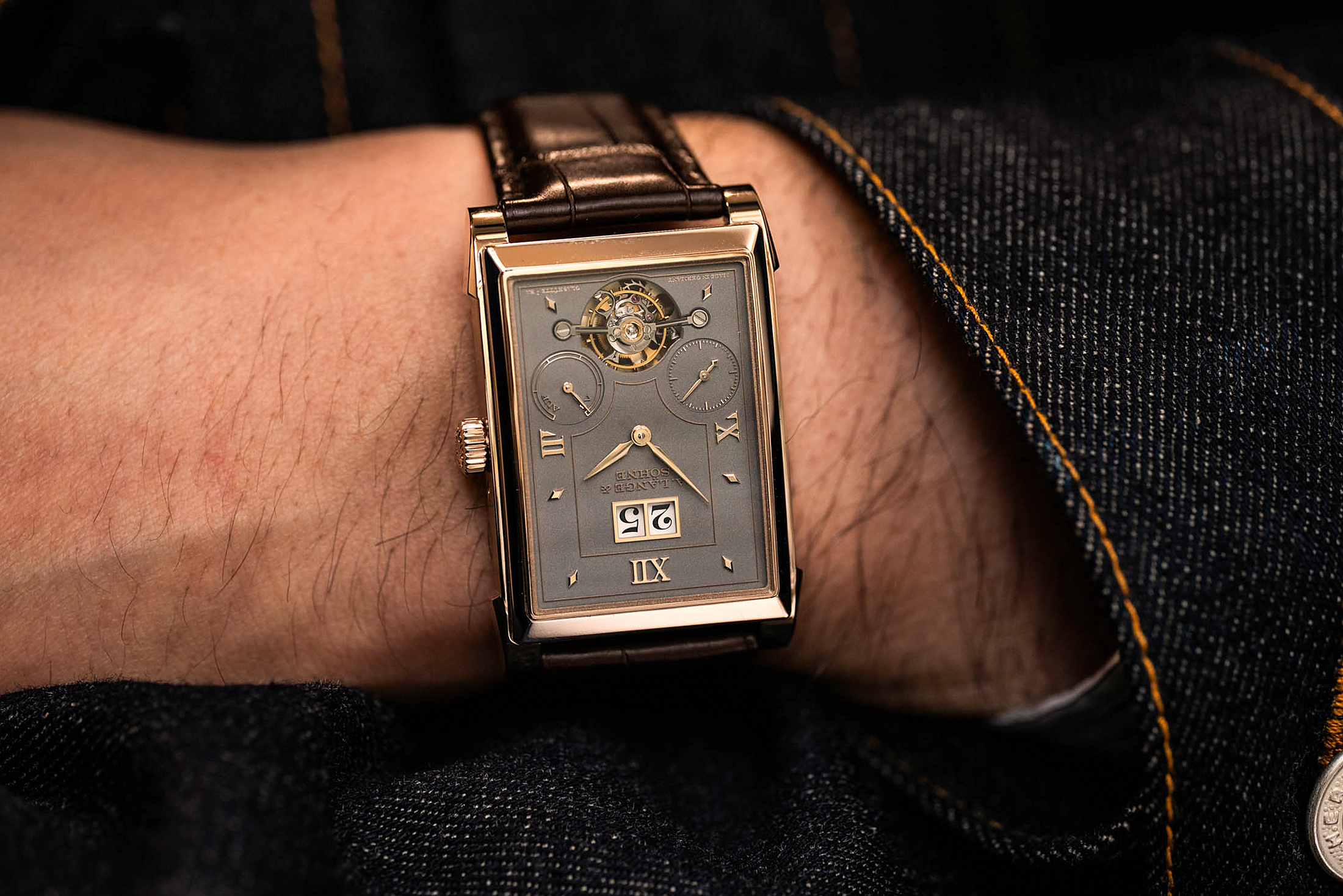 Lange Cabaret Tourbillon Honeygold на запястье, перевернутые