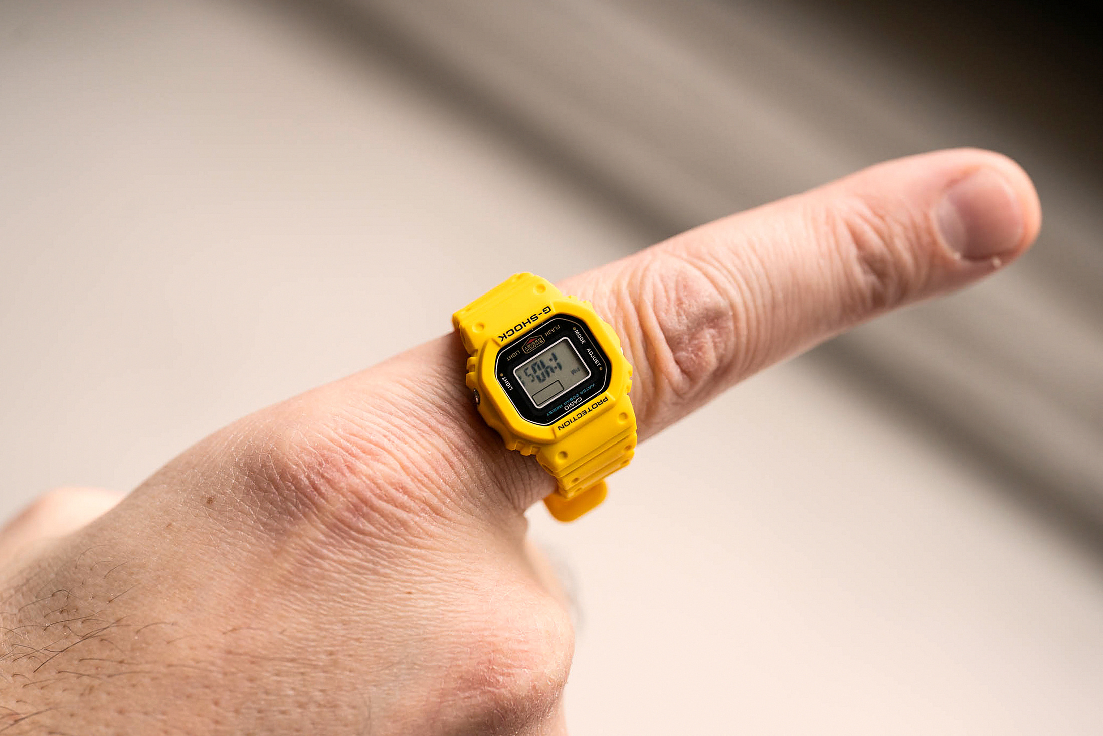 DWN5600-9 на указательном пальце