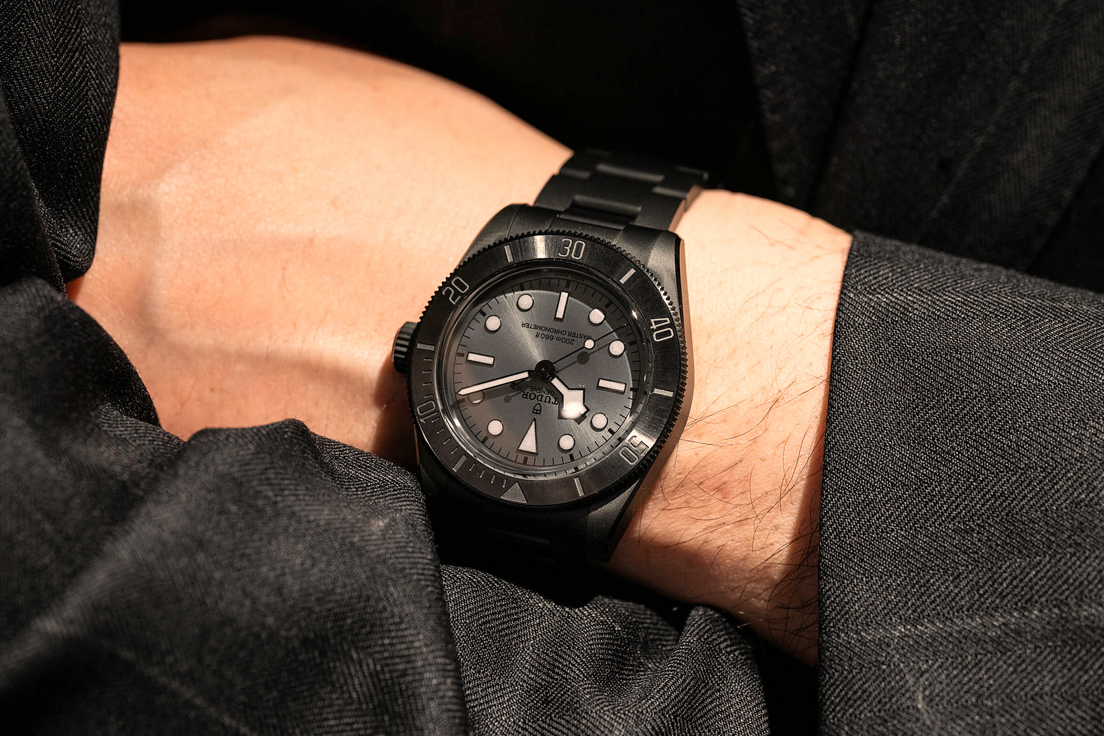 Черные керамические часы на запястье, вид 2