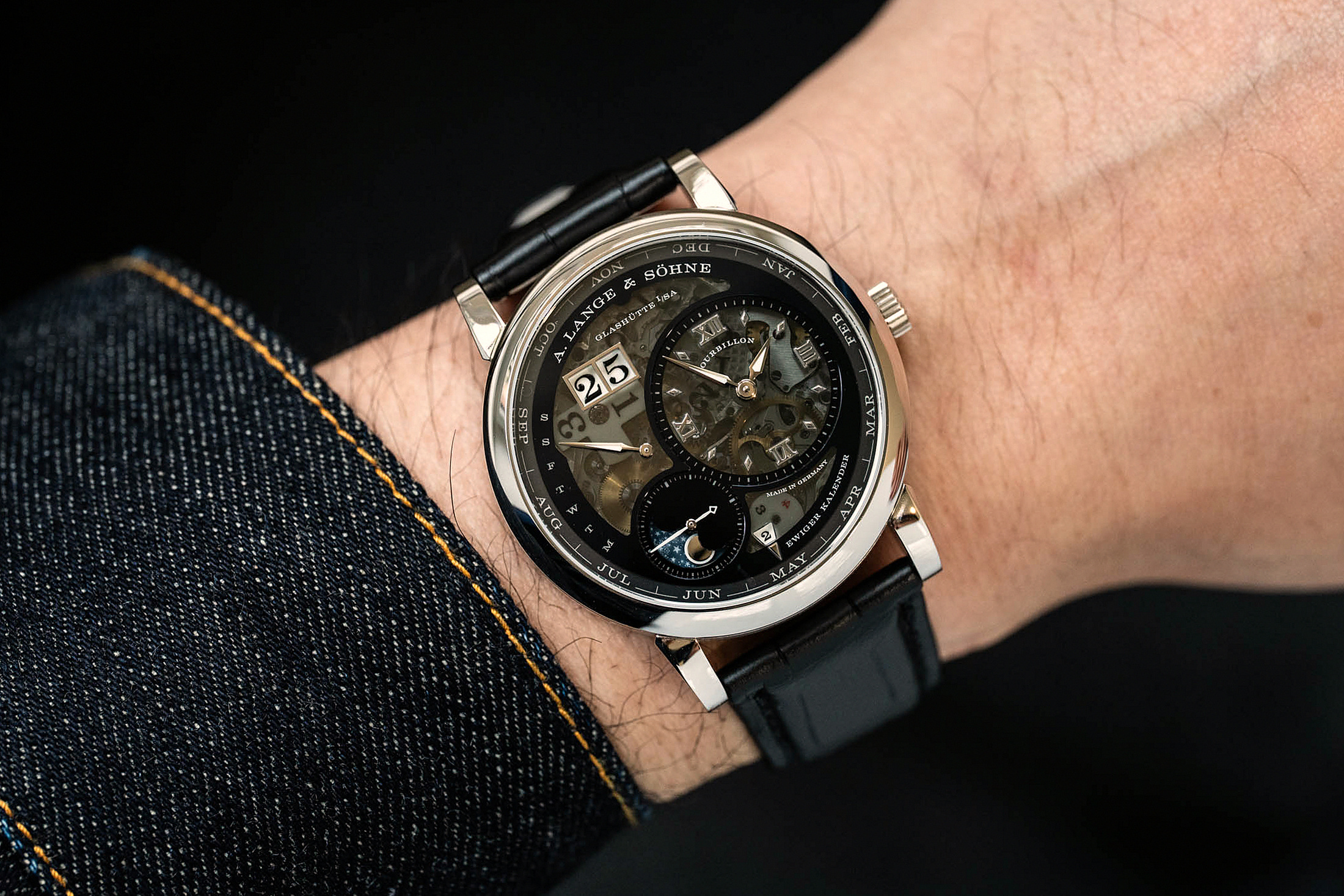 Lange 1 Perpetual Tourbillon Lumen вид спереди на запястье