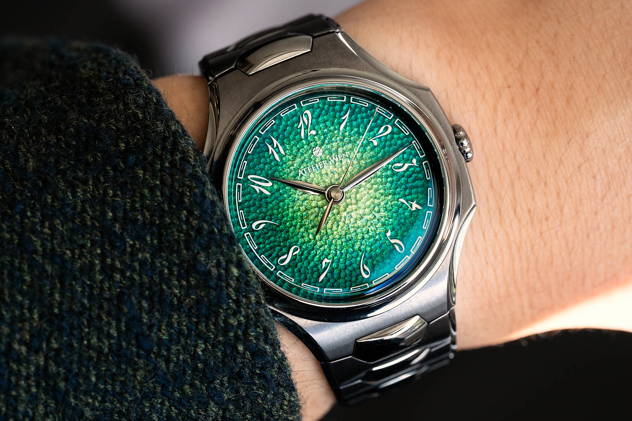 Atelier Wen Inflection на запястье с зеленым циферблатом