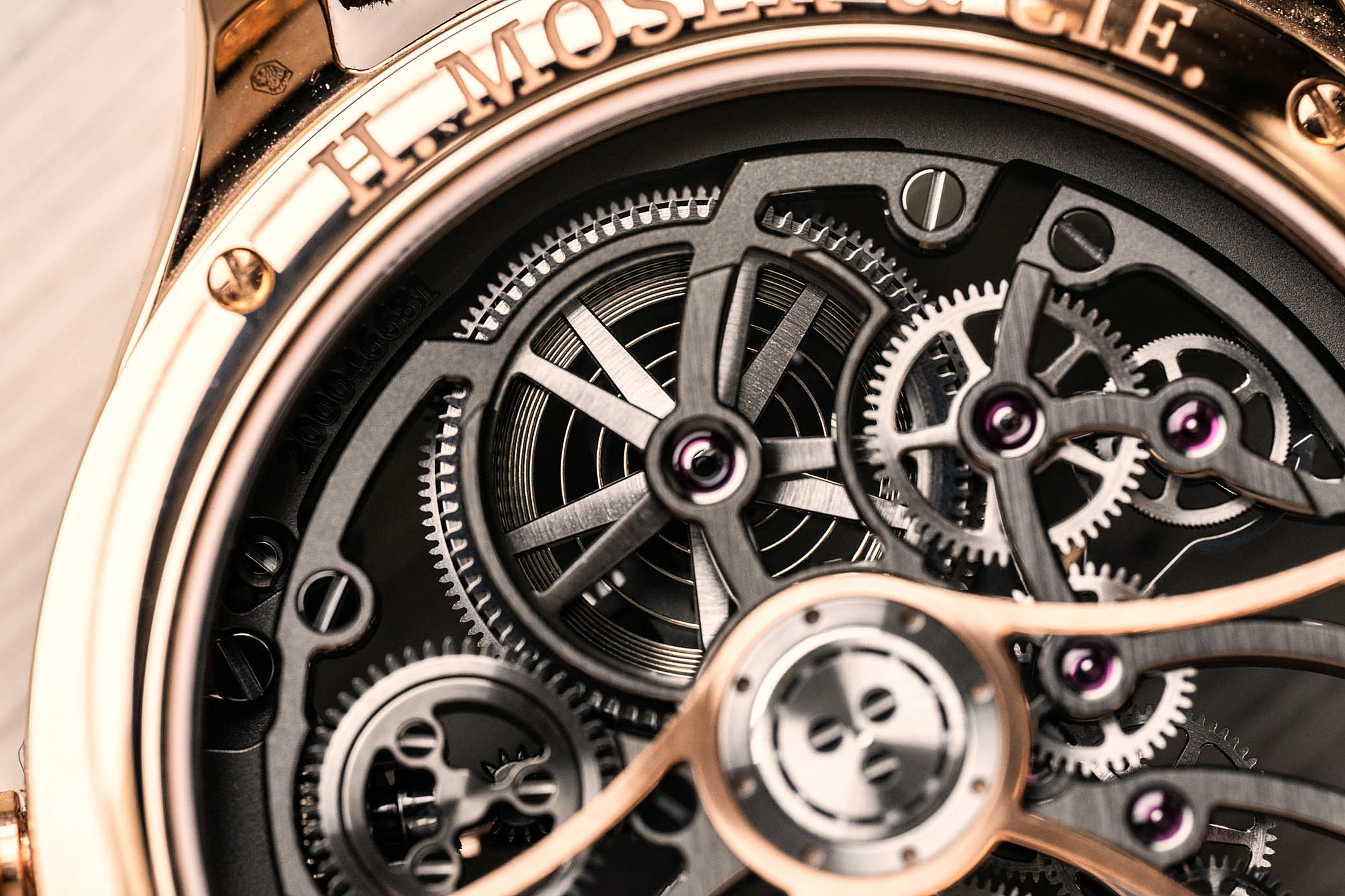 Барабан на задней части корпуса Endeavour Tourbillon Skeleton