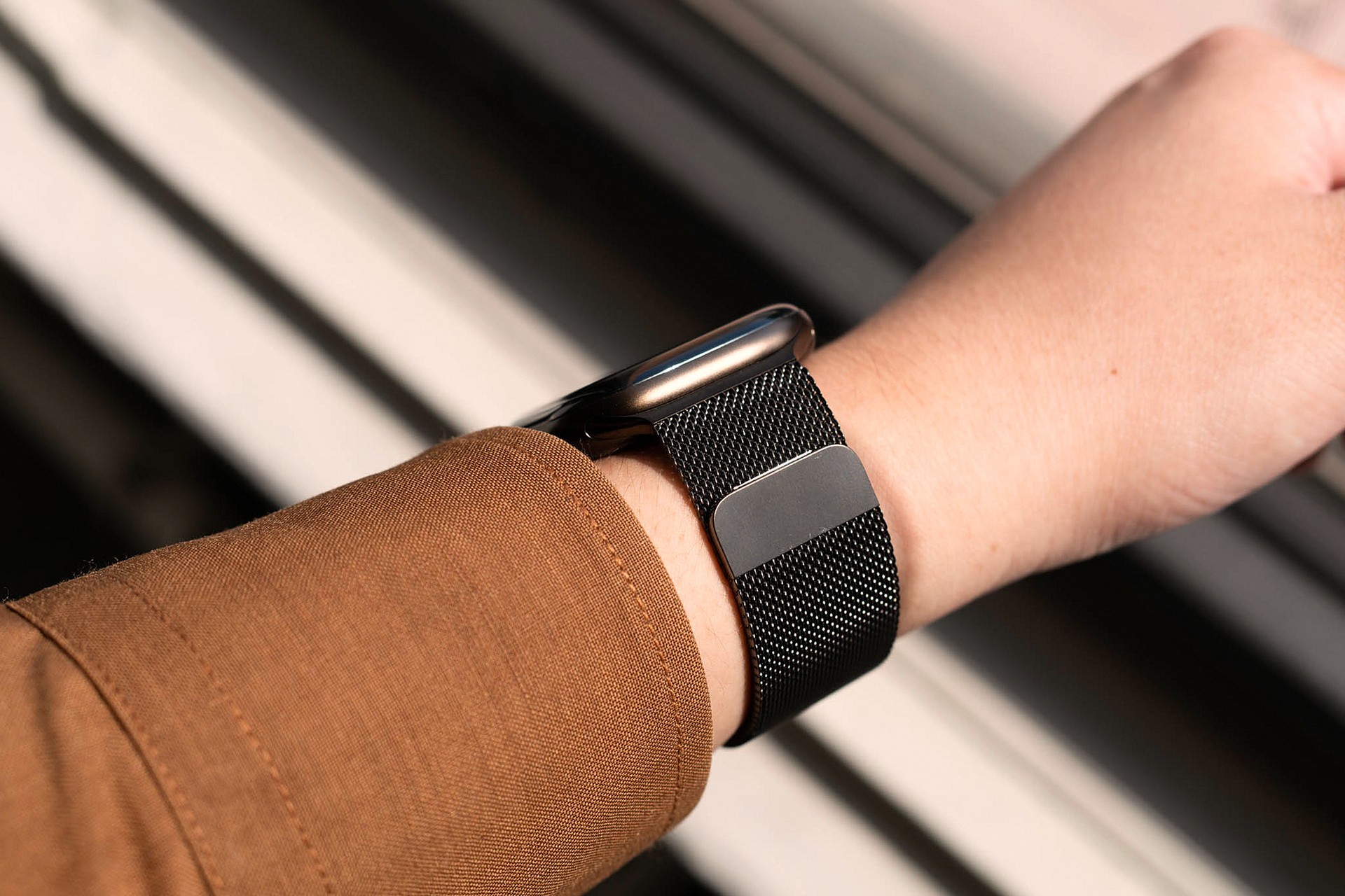 Apple Watch Series 12 Milanese Bronze