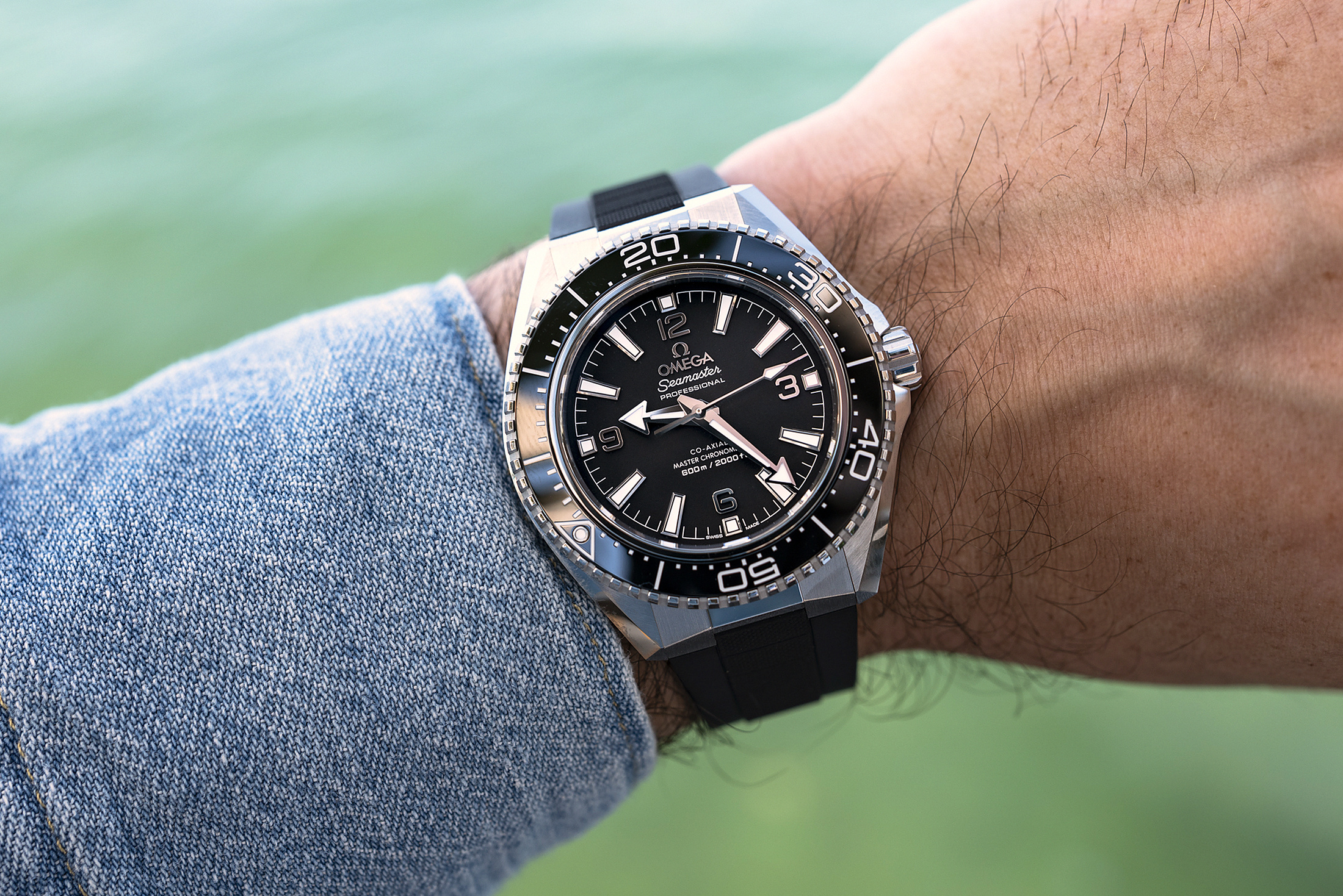 Omega Planet Ocean 2025 в коробке