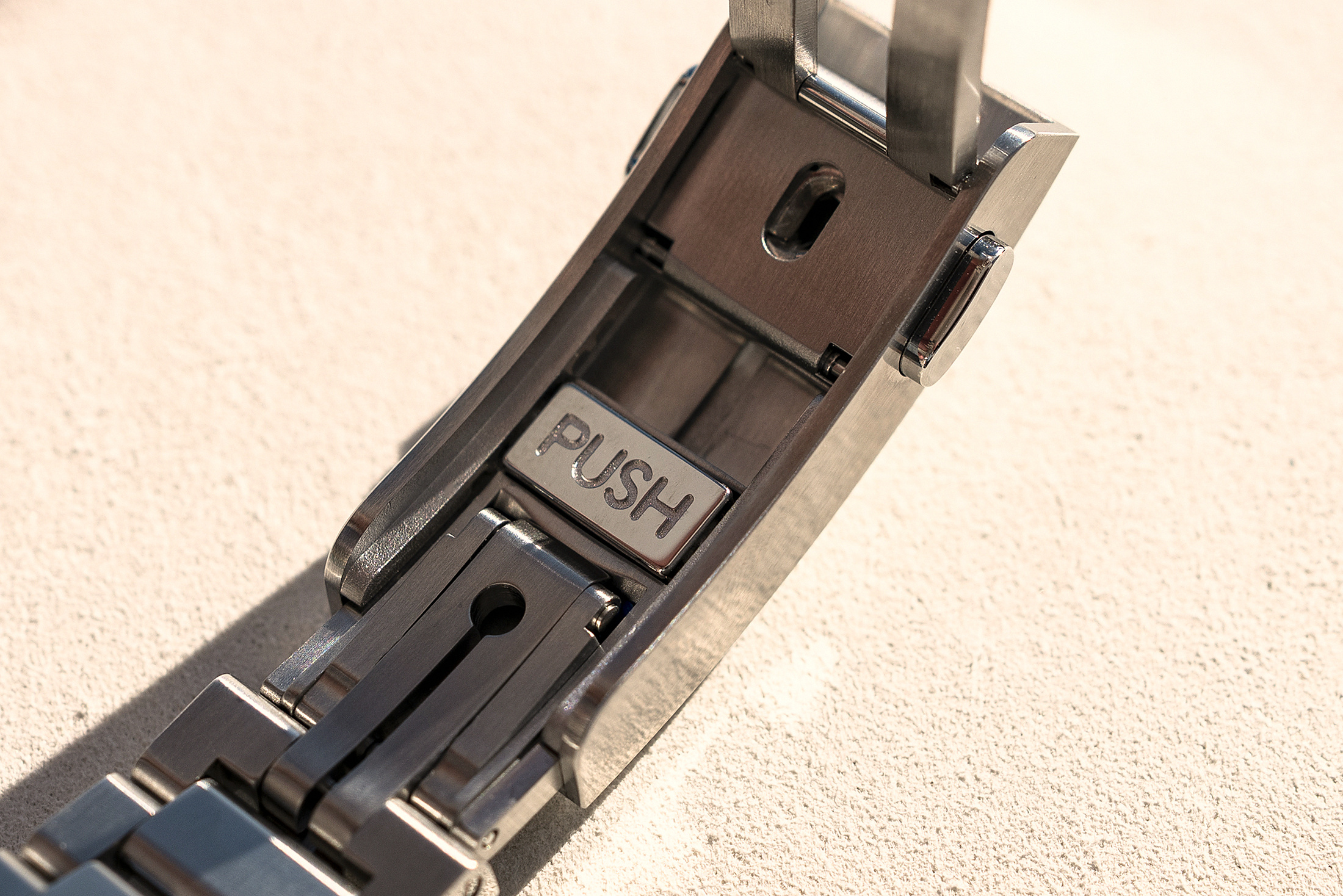 Дизайн безеля Omega Planet Ocean 2025