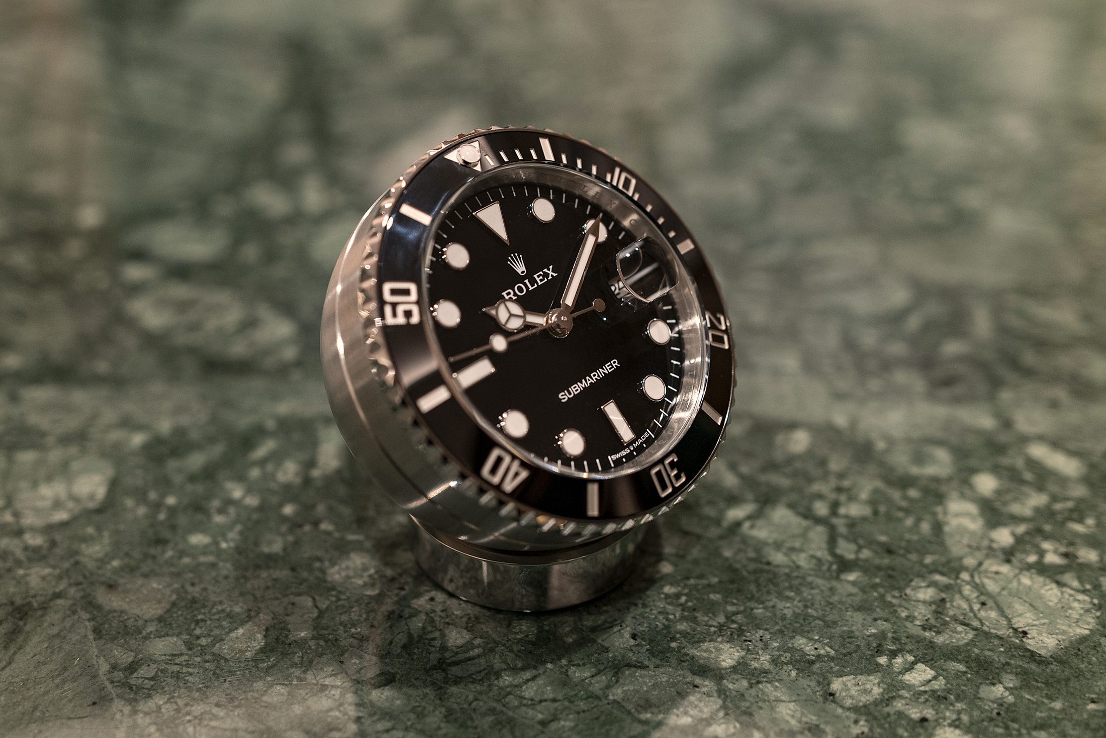 Настольные часы Rolex Submariner, вид сбоку