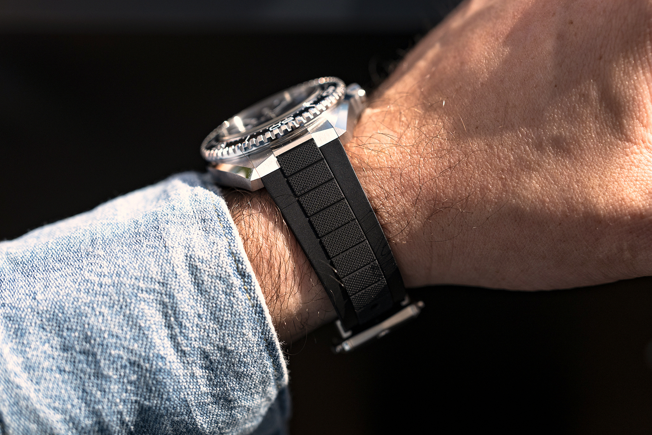 Omega Planet Ocean 2025 на фоне моря