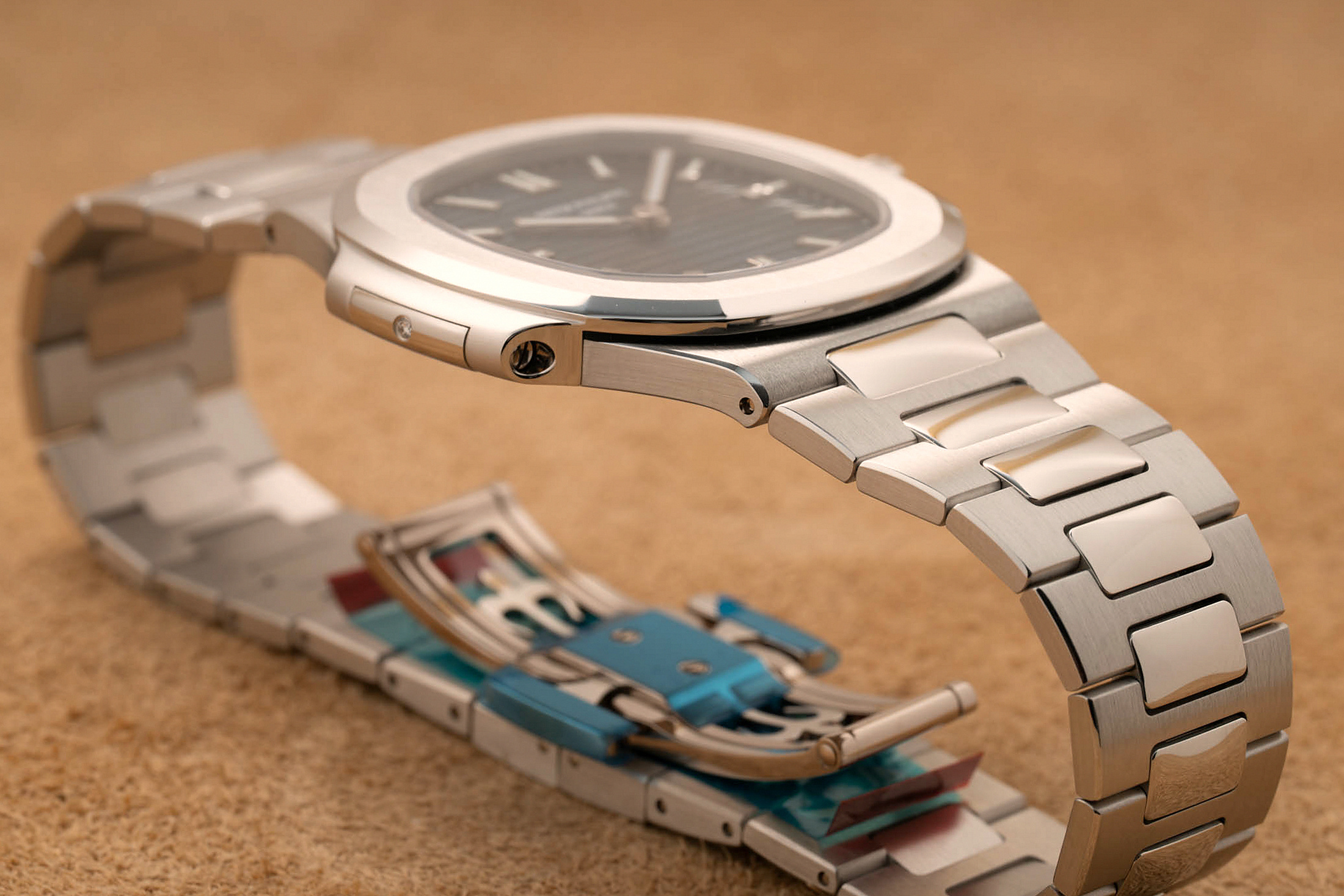 Часы Nautilus на руке