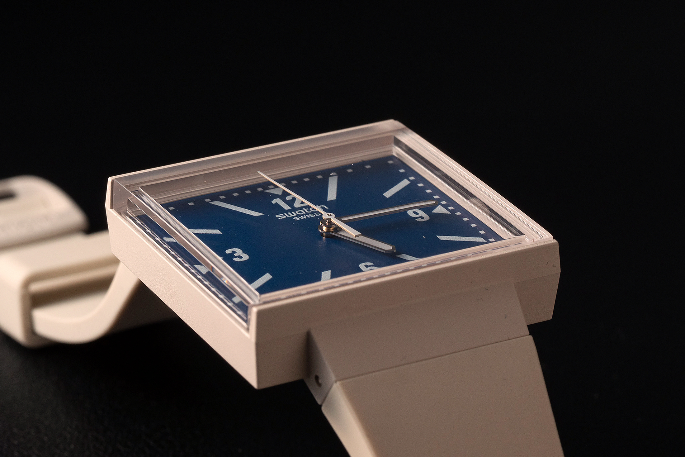 Часы Swatch 'What If...Tariffs?' на руке