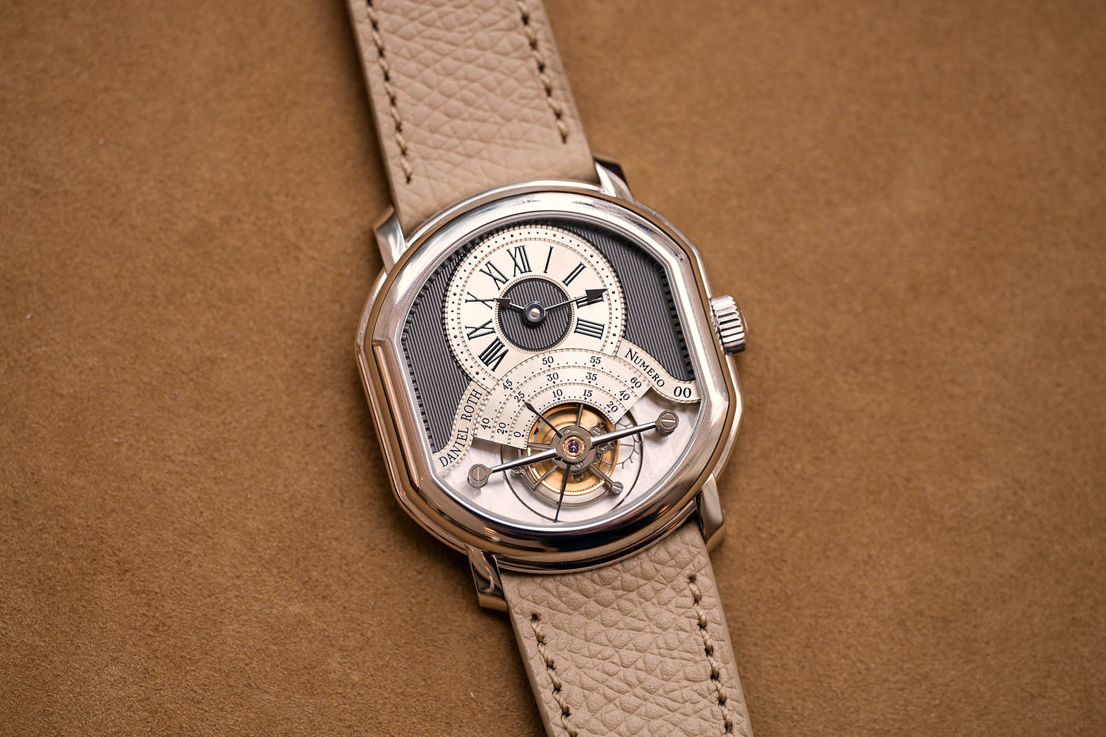Daniel Roth Tourbillon PT на кожаном фоне