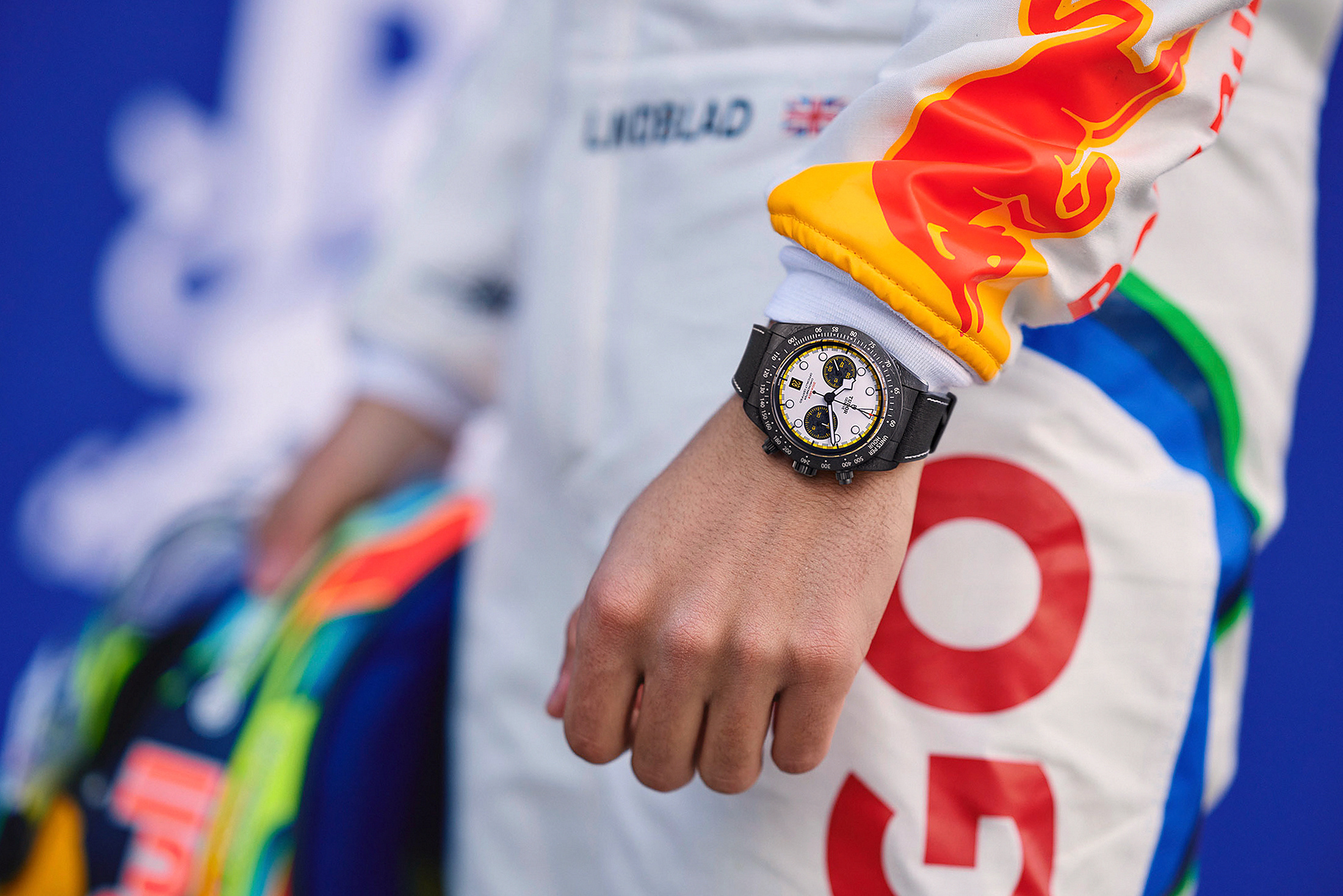 Часы на запястье