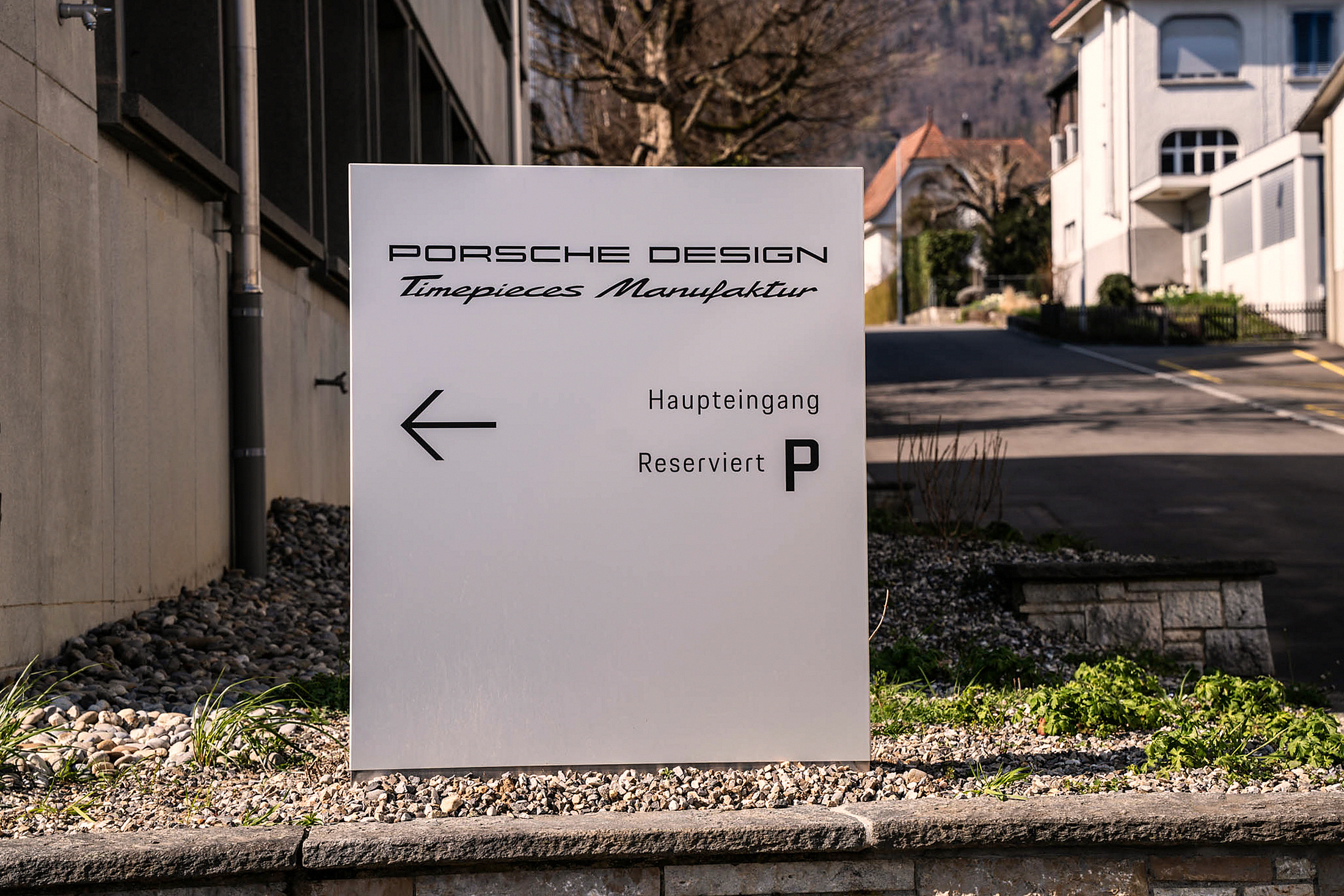 Знак парковки на открытии мануфактуры Porsche Design