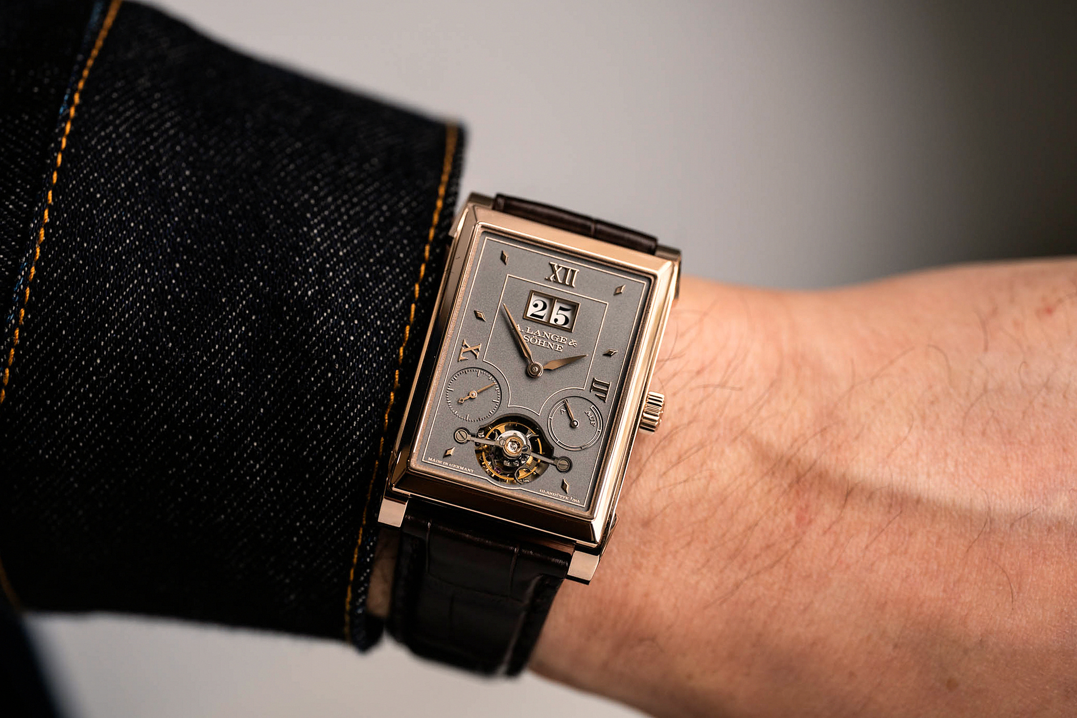 Часы Lange Cabaret Tourbillon Honeygold на запястье