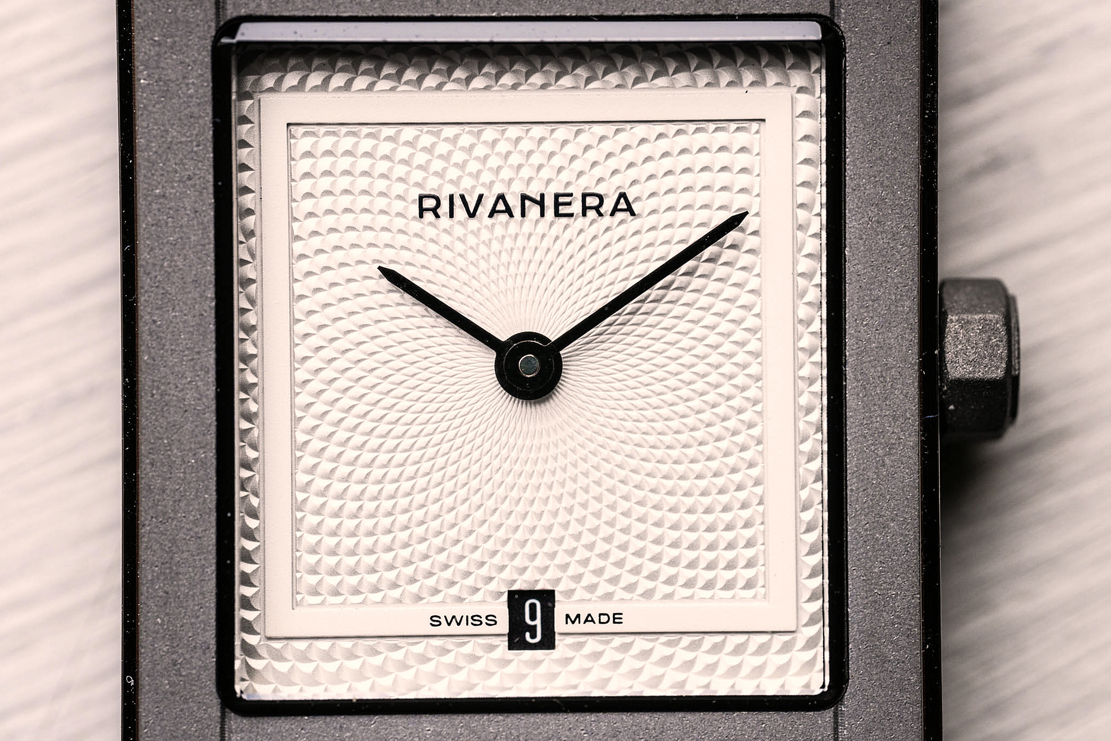 Белый циферблат EchoNeutra Rivanera Piccolo крупным планом