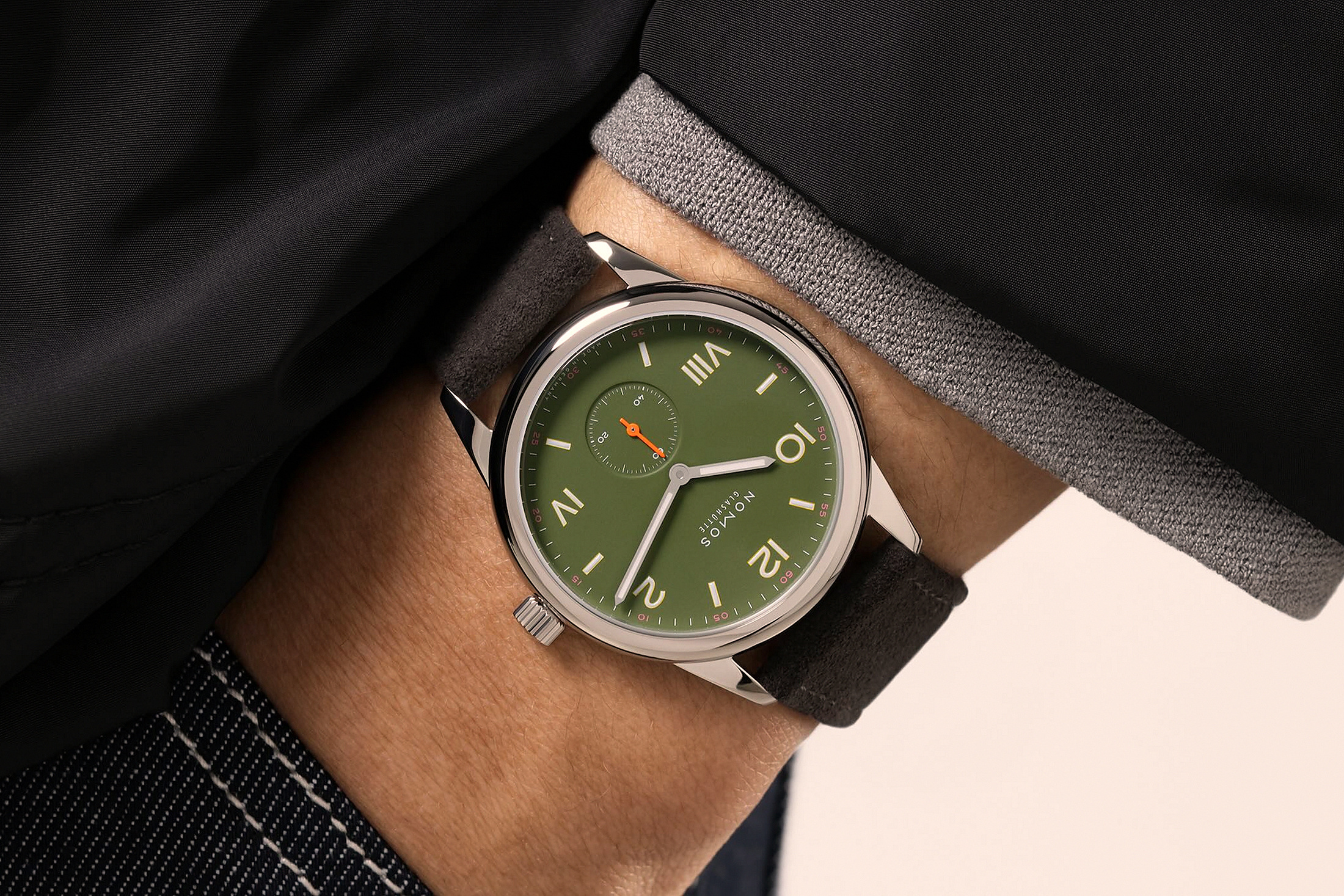 Оливковый циферблат сбоку на запястье