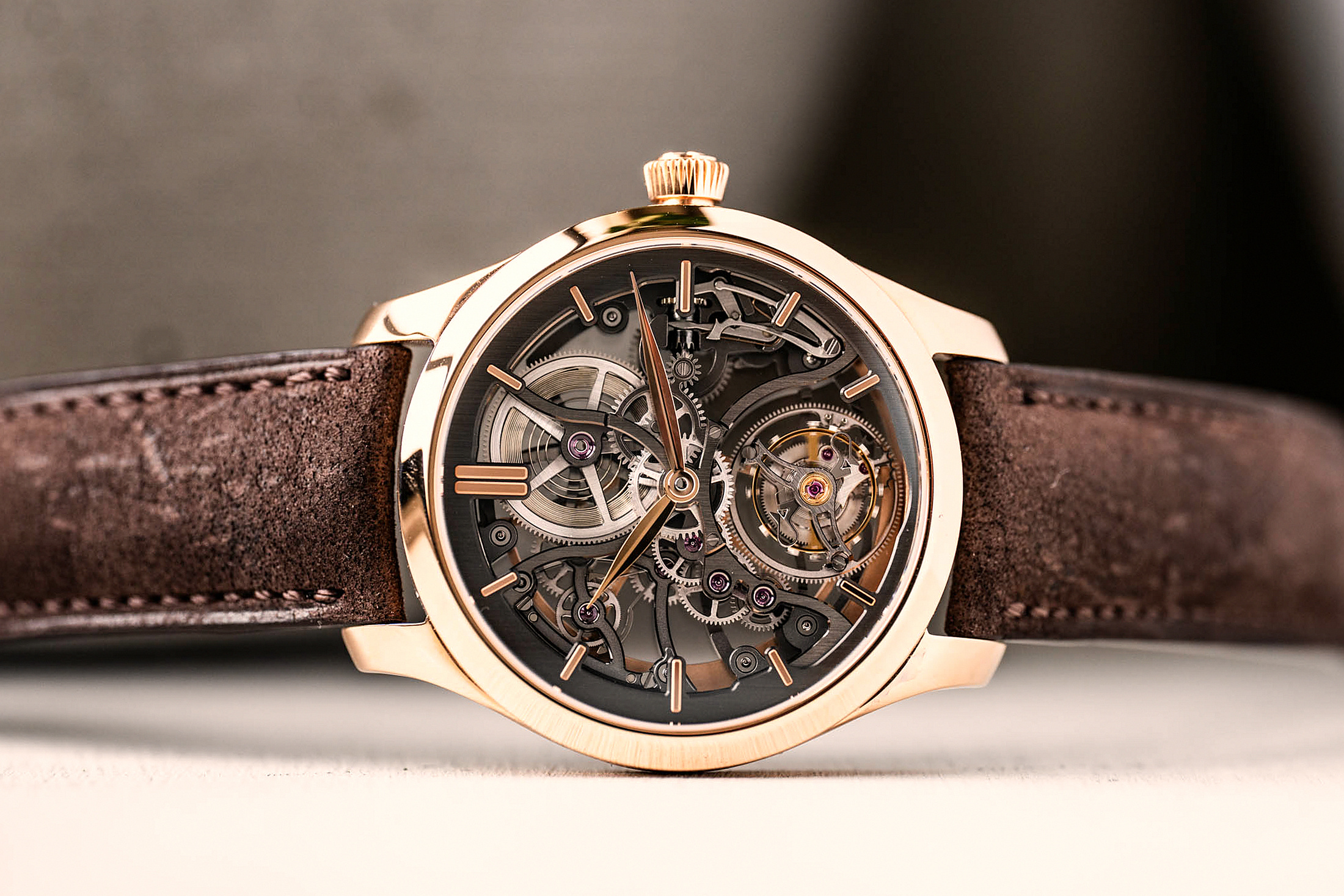 Endeavour Tourbillon Skeleton сбоку на столе