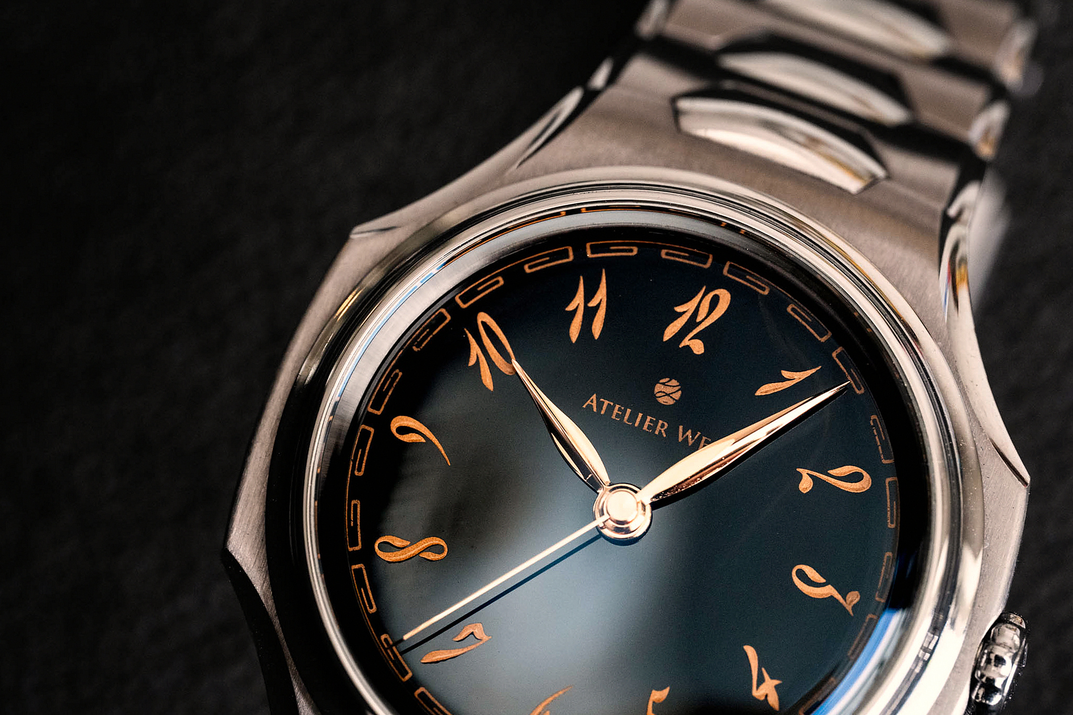 Черный циферблат Atelier Wen Inflection крупным планом