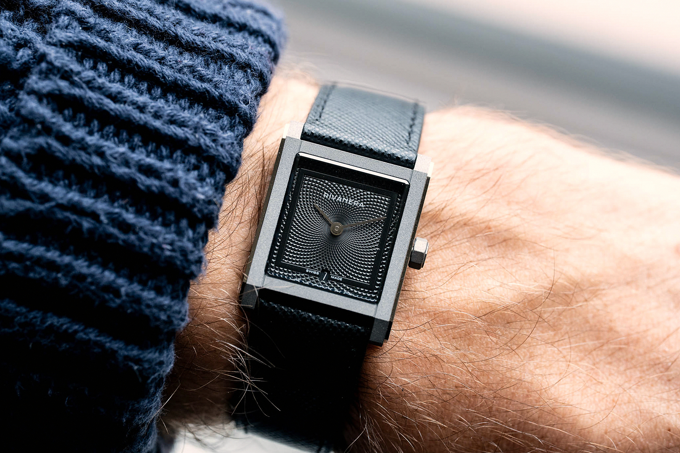 Черный гильошированный циферблат на руке