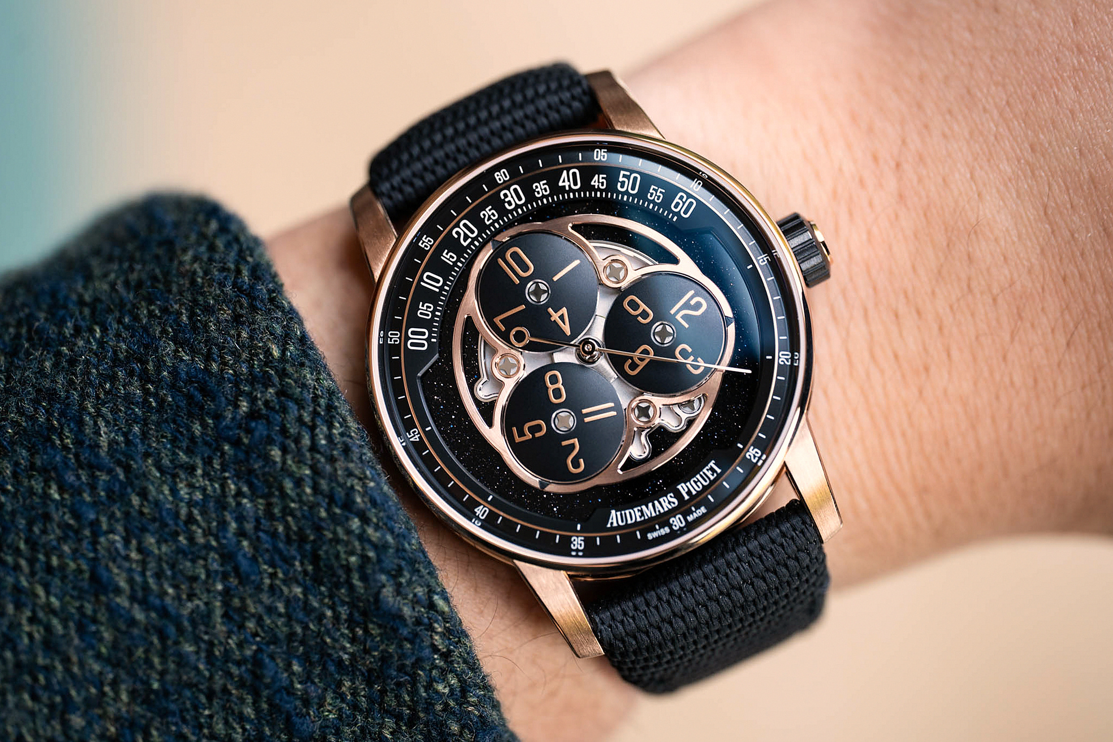 Starwheel Rose Gold на запястье на светлом фоне