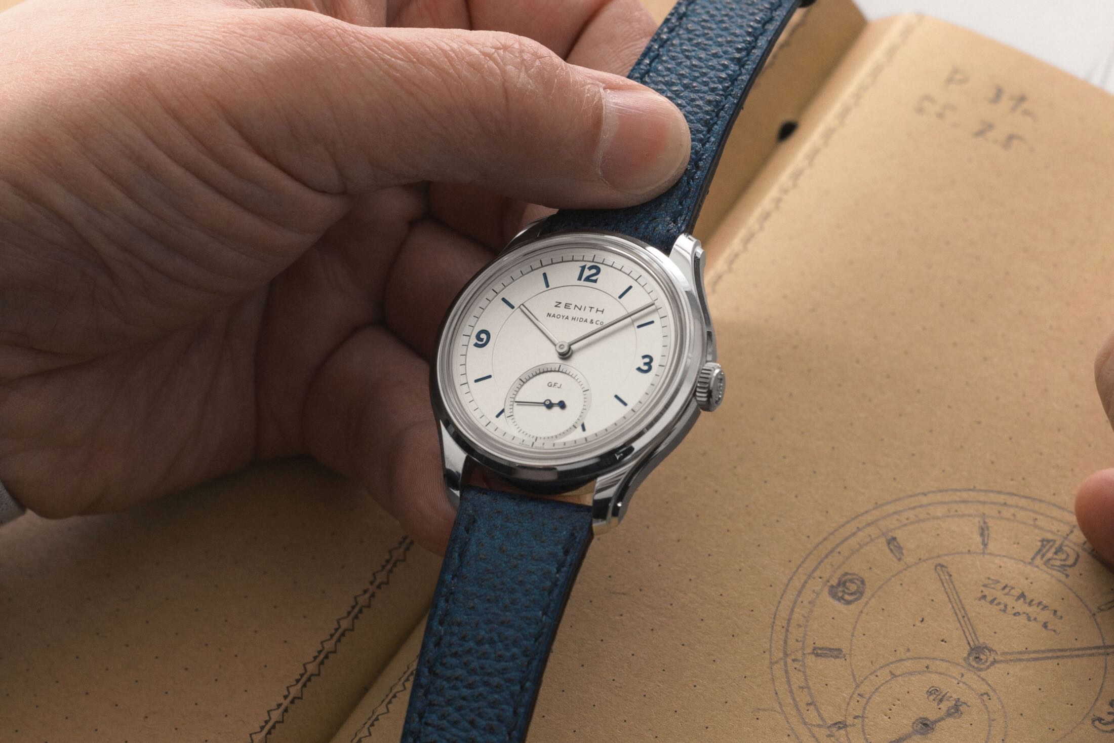 Часы Zenith и Hida в руке