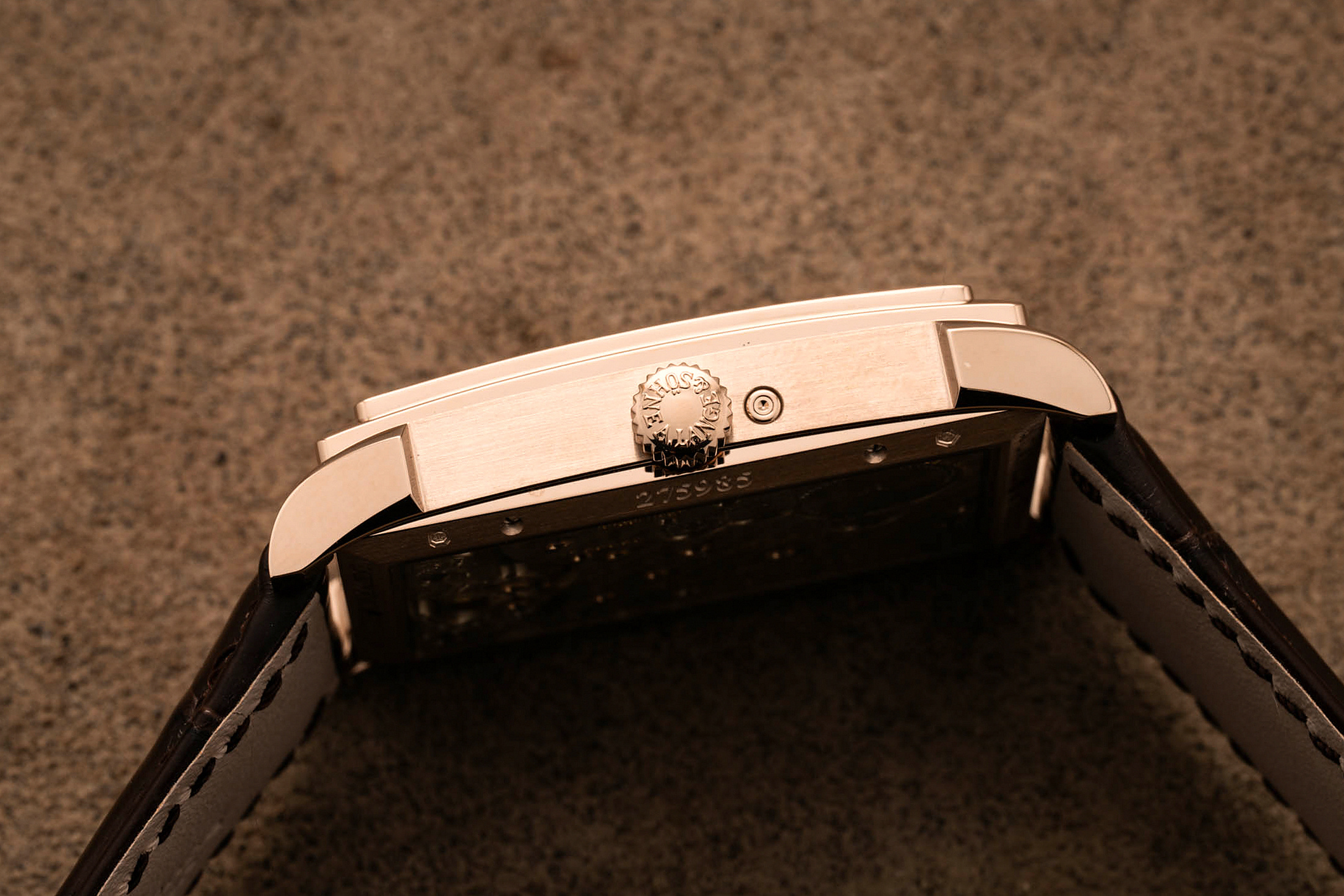Боковая сторона с заводной головкой Lange Cabaret Tourbillon Honeygold