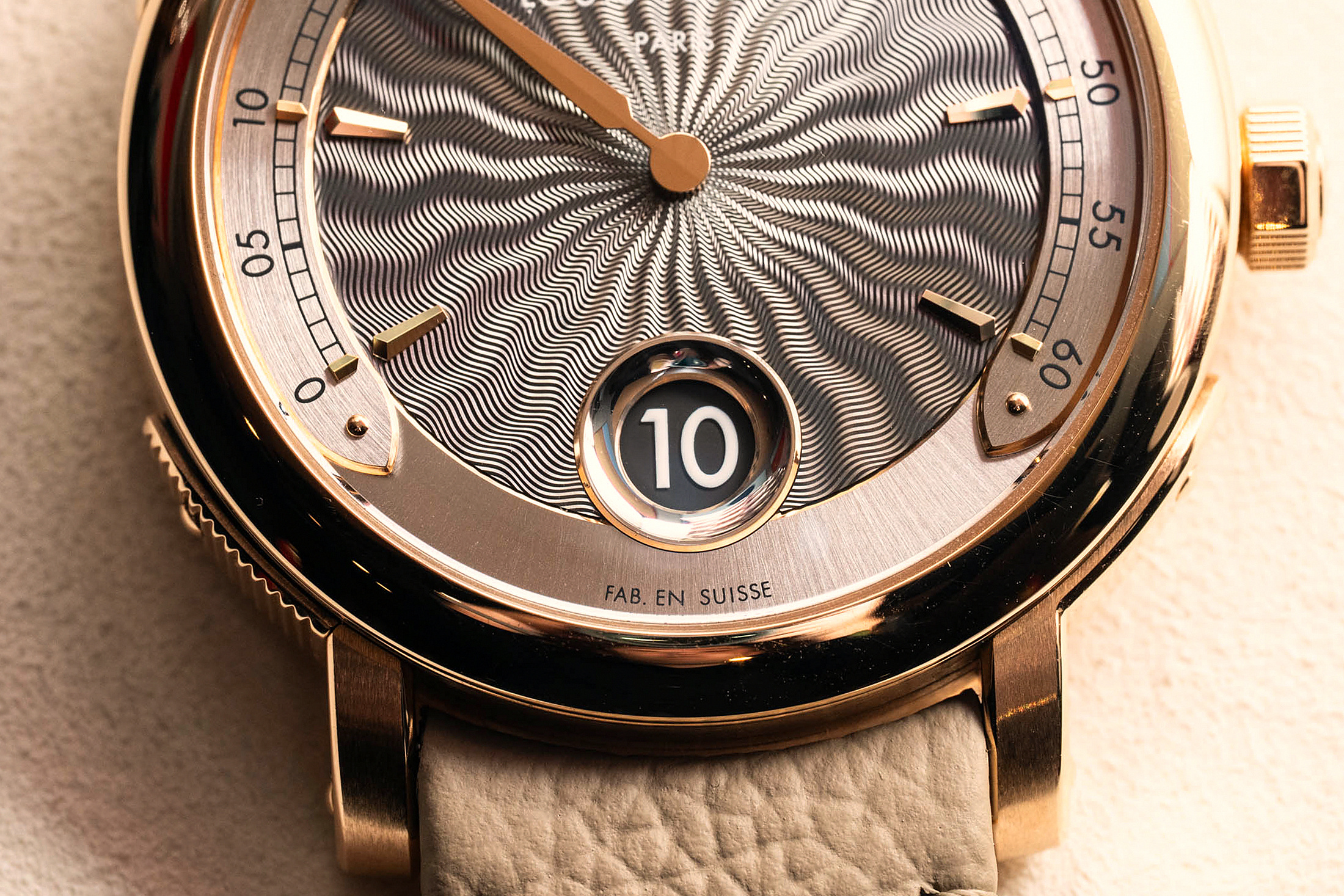 Близкий план прыгающего часа Escale