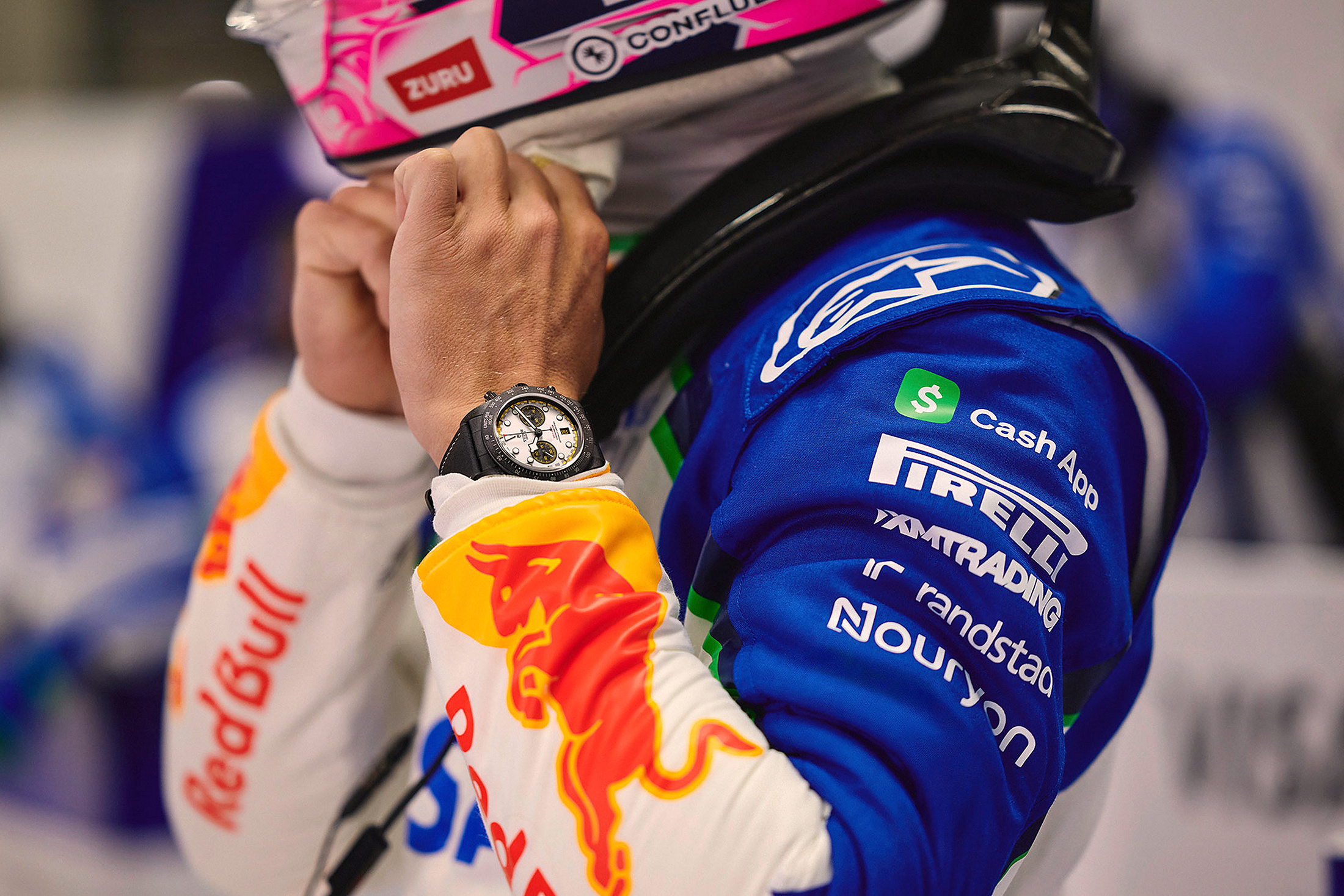 Циферблат с желтыми акцентами