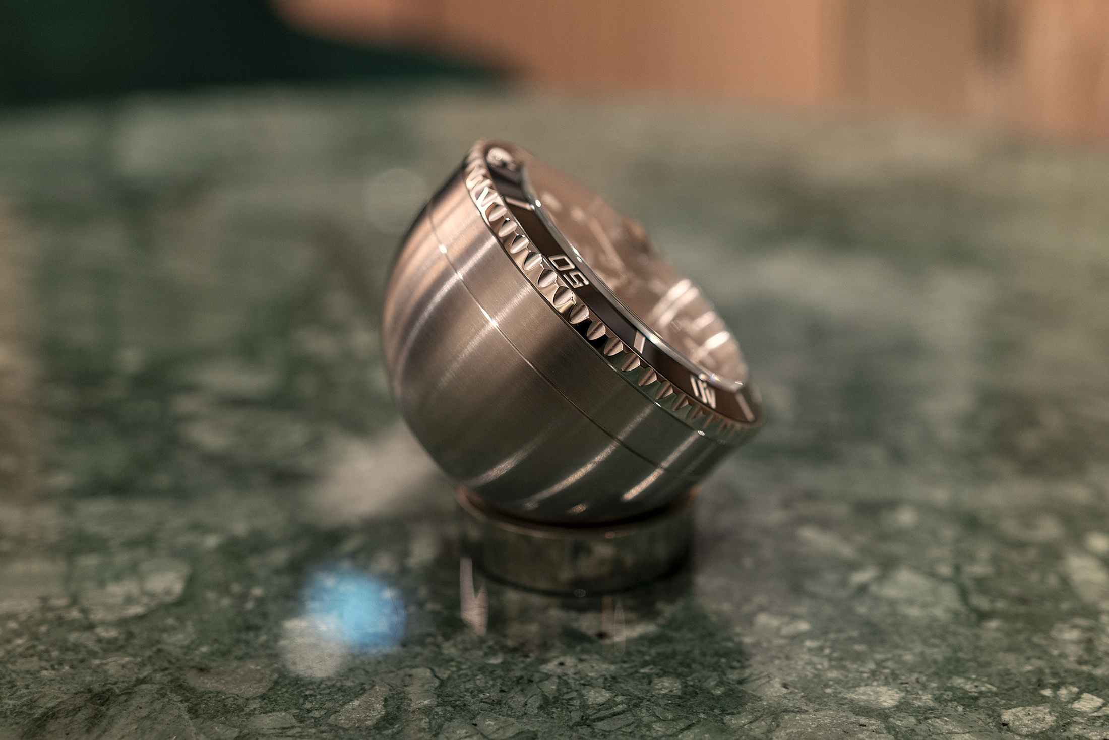 Настольные часы Rolex Submariner, боковой вид