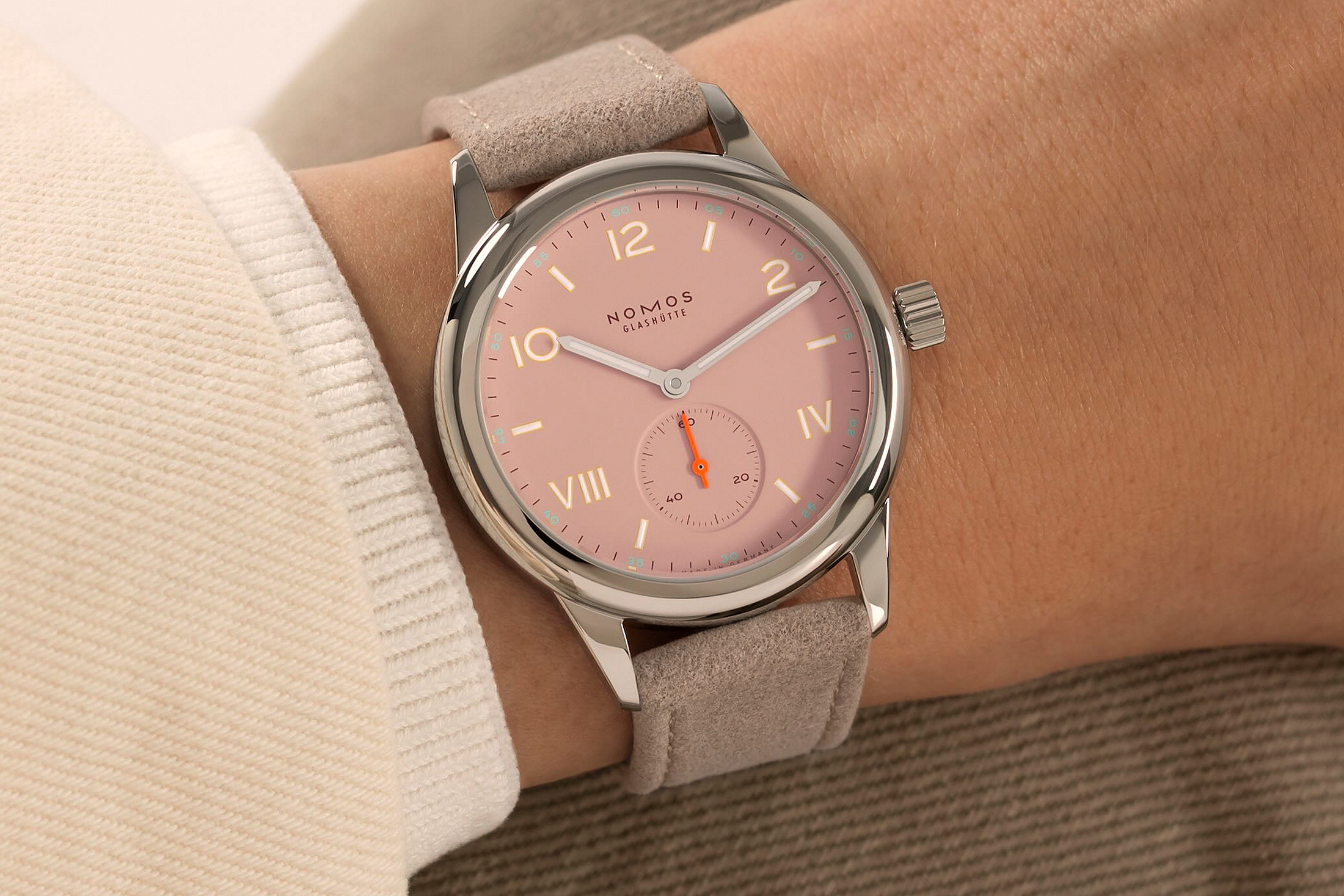 Club Campus на запястье с розовым циферблатом