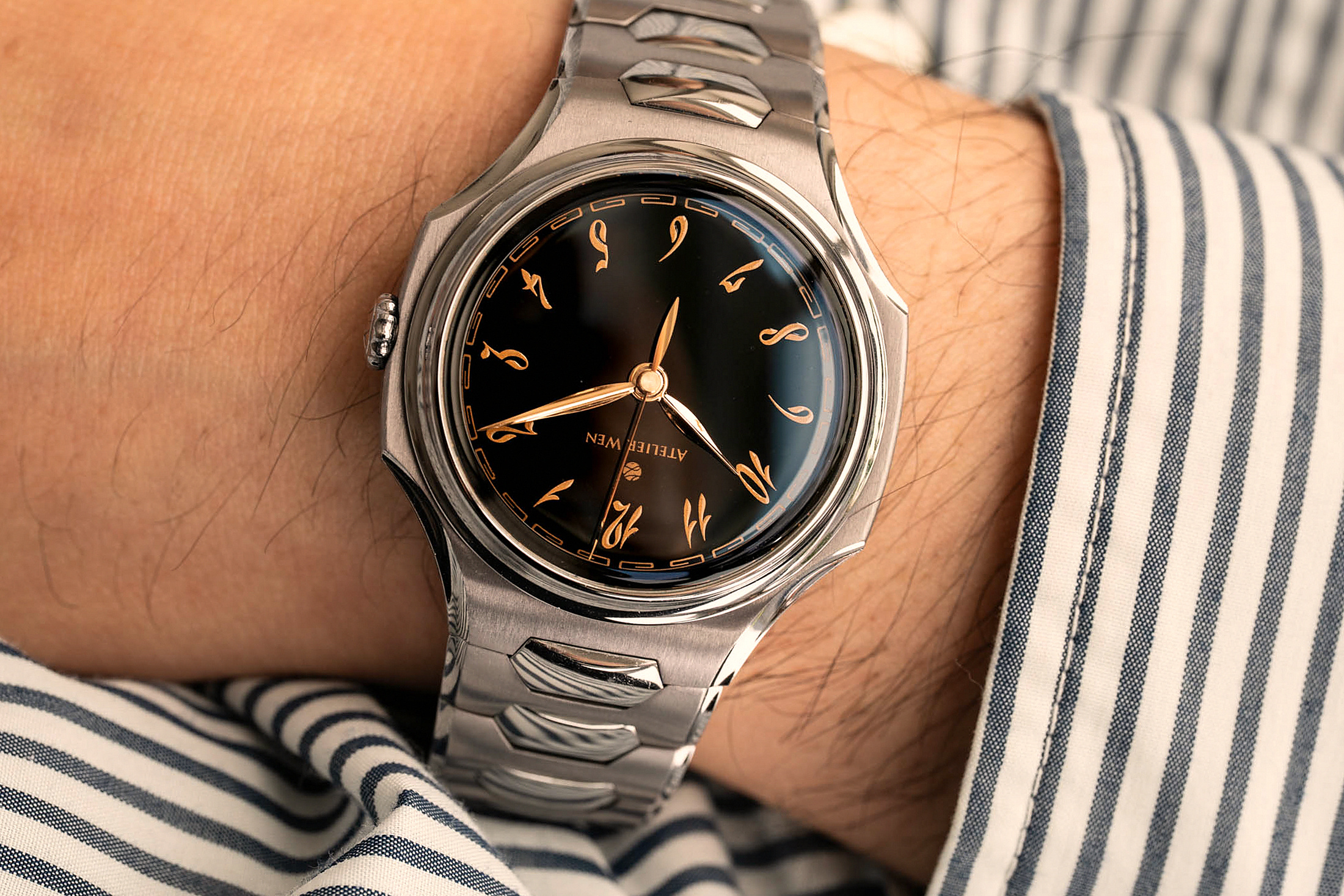 Atelier Wen Inflection на запястье с черным циферблатом