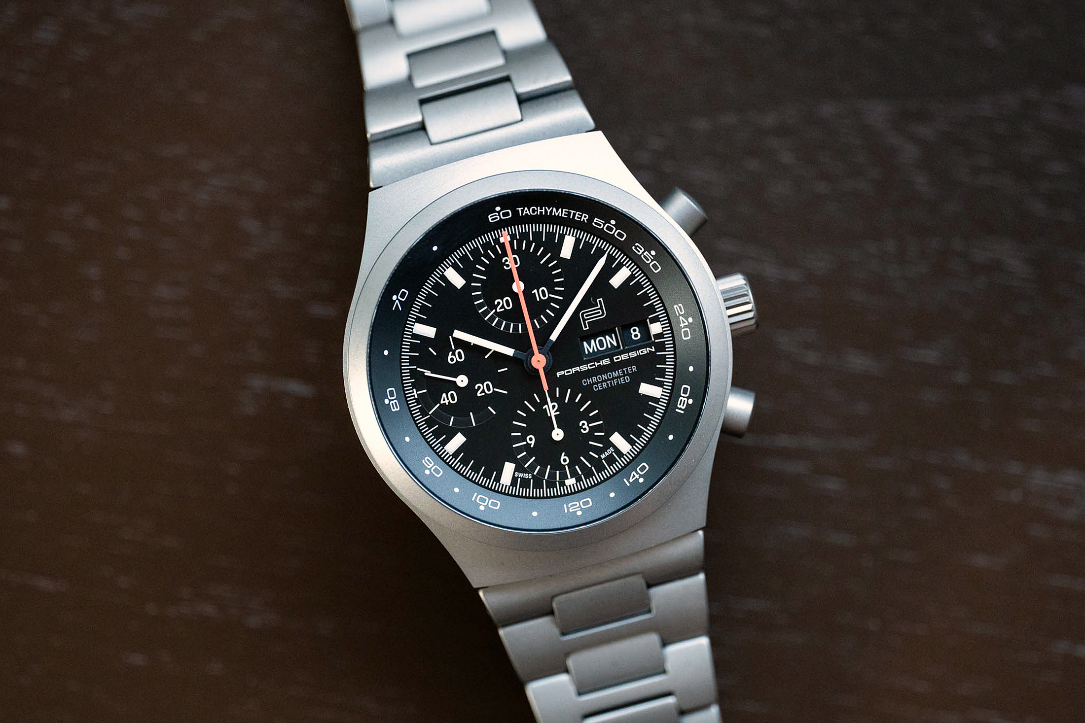 Chronograph 1 All-Titanium Numbered Edition в положении "солдат"