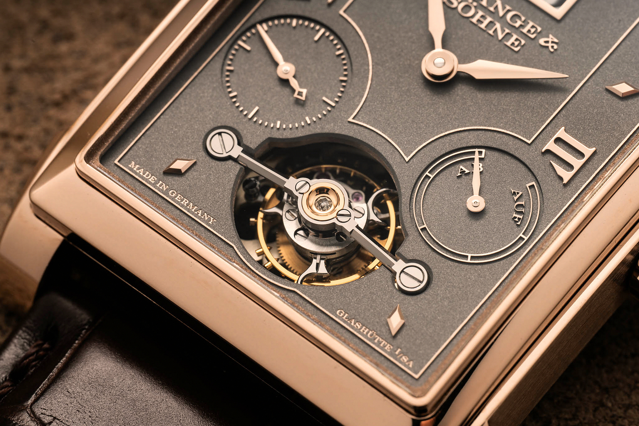 Турбийон Lange Cabaret Tourbillon Honeygold, макро