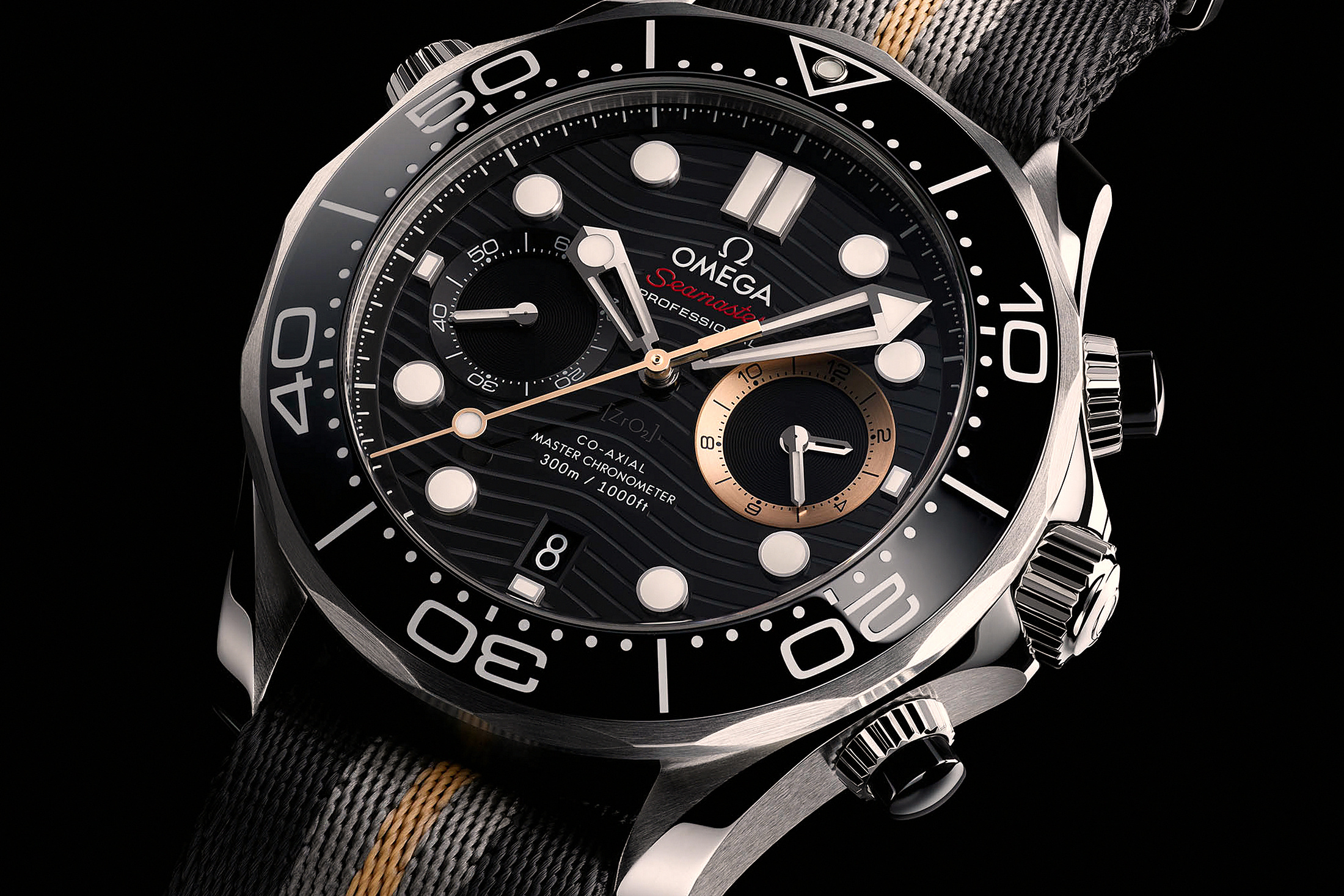 Косой близкий вид на Seamaster Chronograph 007 First Light
