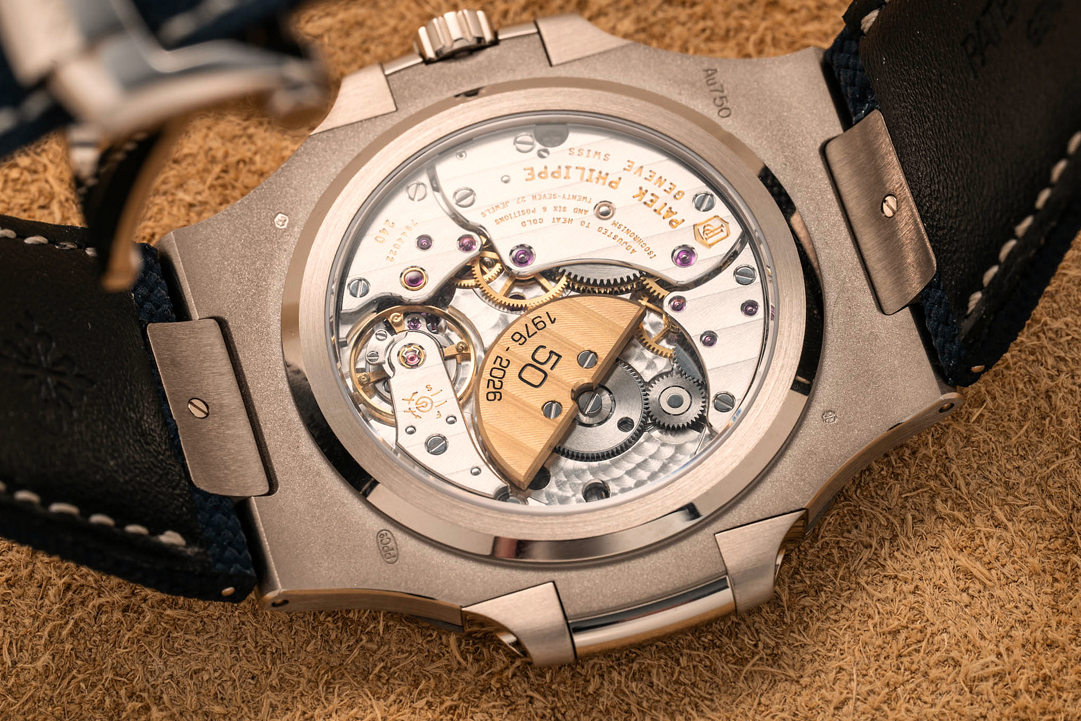 Часы Patek Philippe Nautilus на запястье