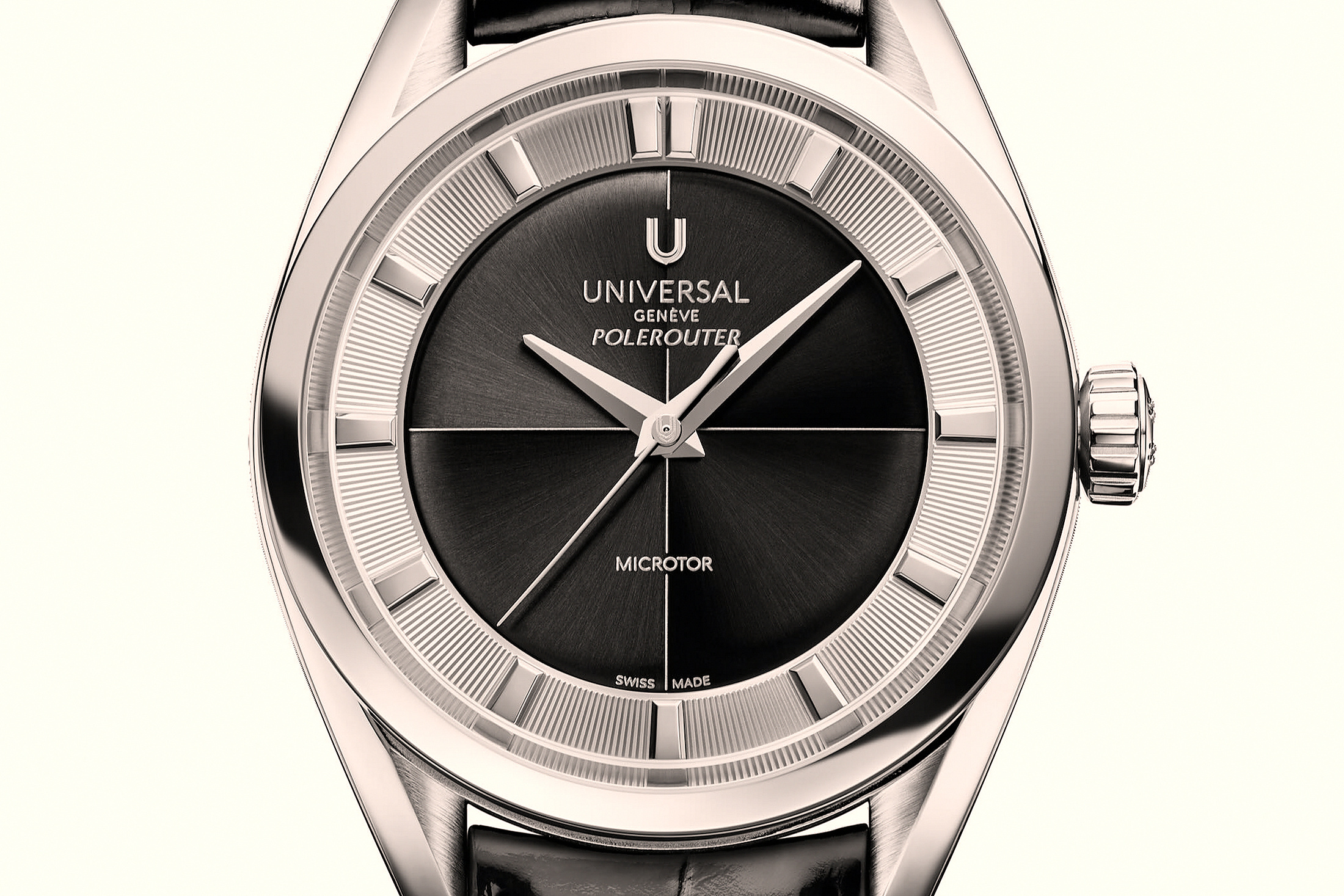 Чёрный циферблат крупным планом