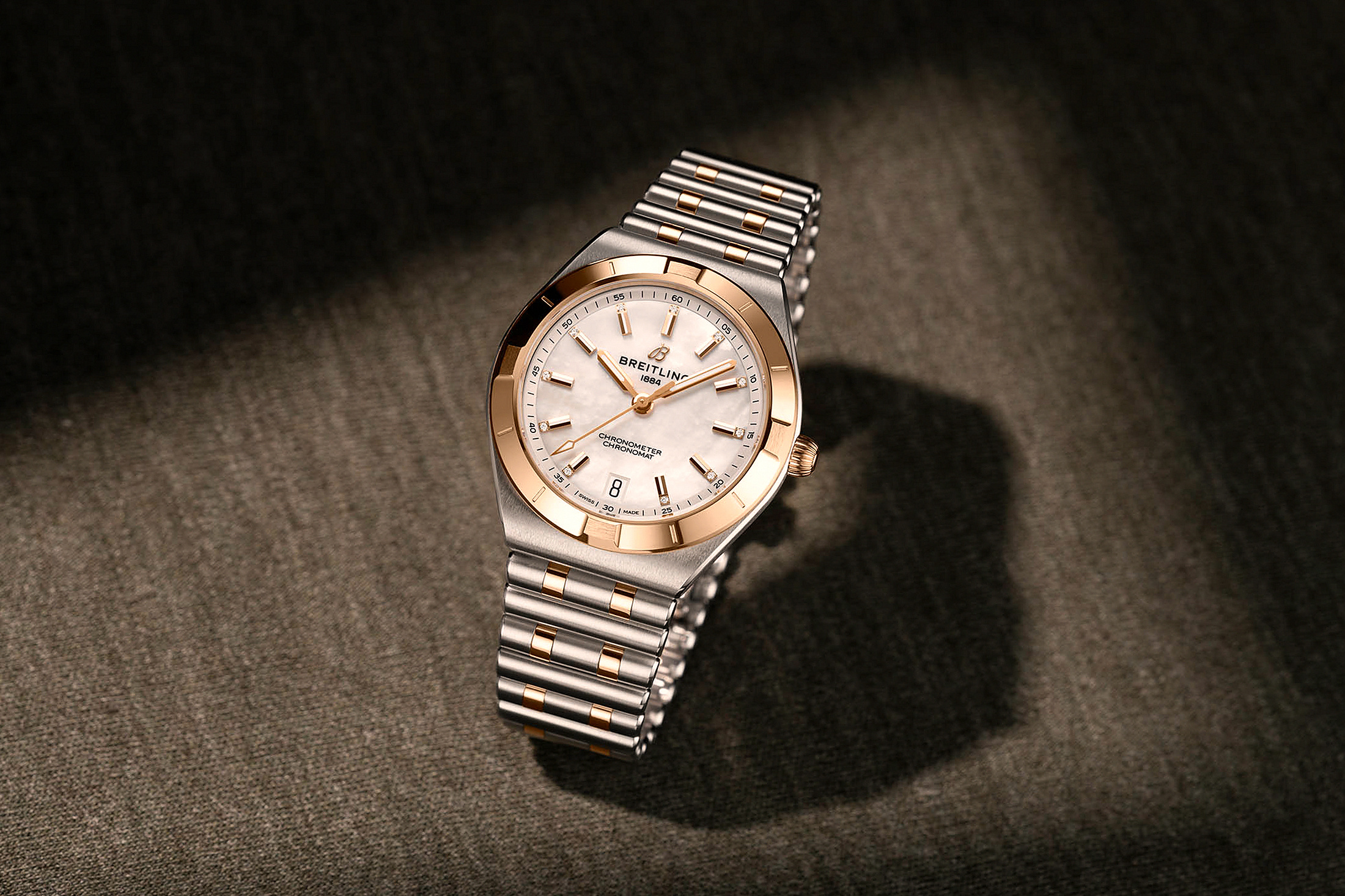 Обновленный Breitling Chronomat с синим циферблатом 40 мм